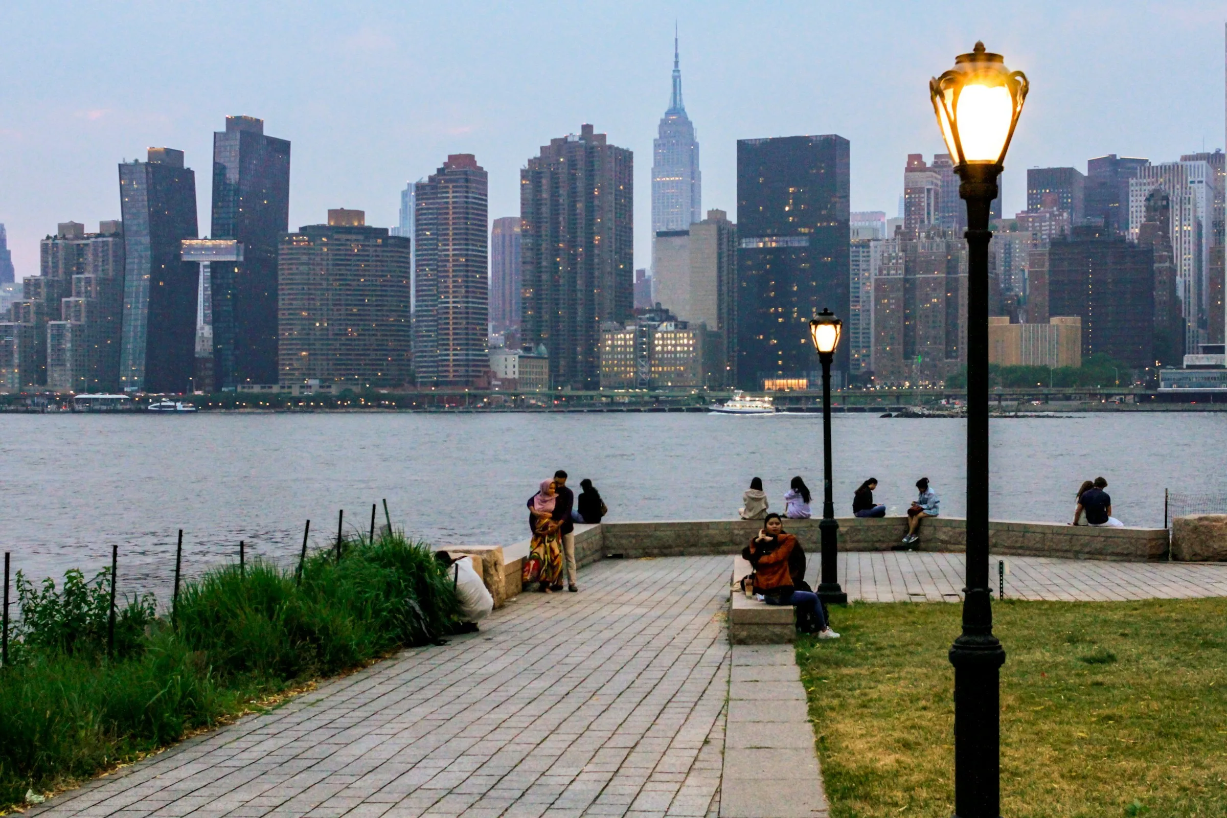 Long Island City met de skyline van Manhattan op de achtergrond