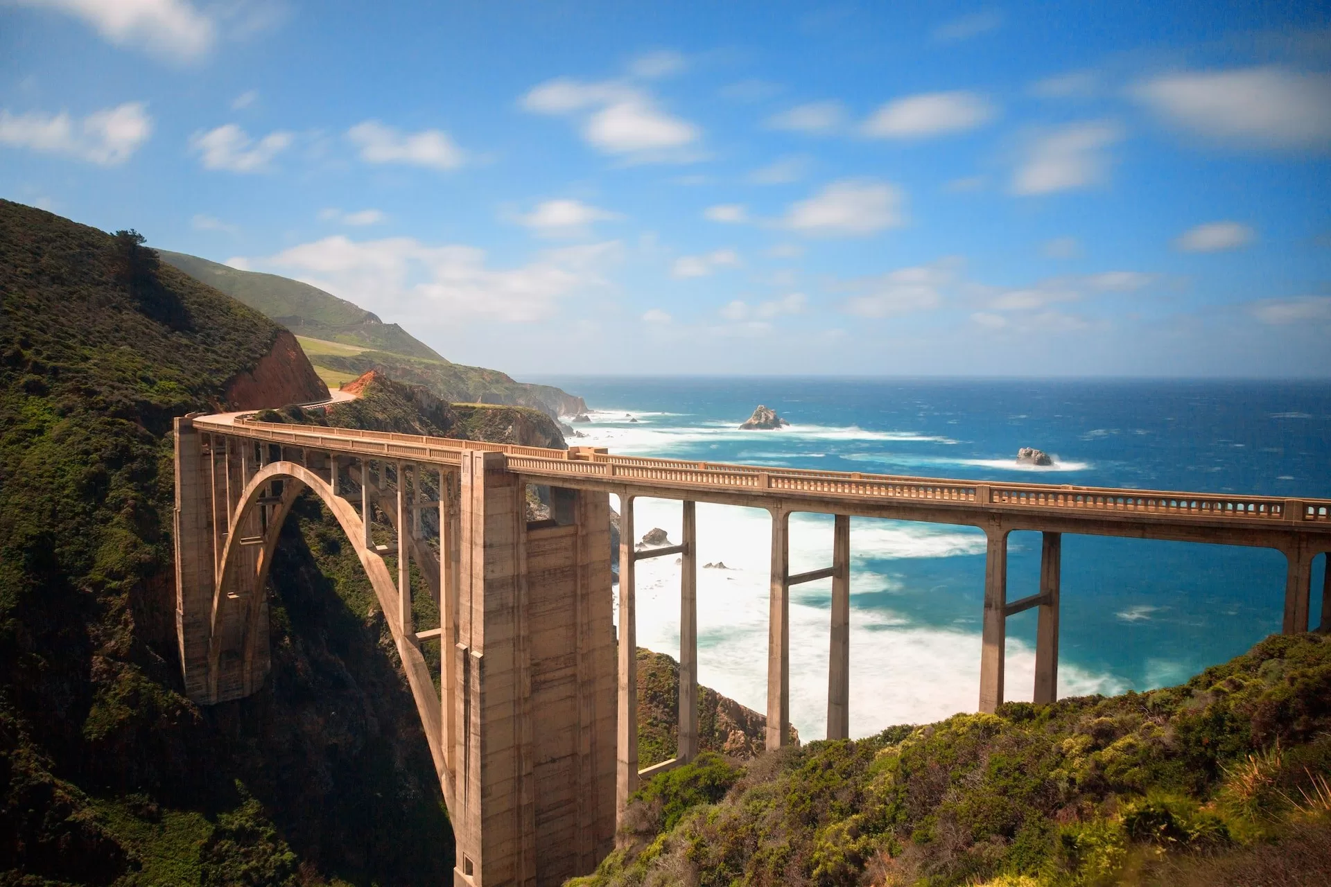 De Highway 1 over een brug in de Pacific Coast in Californië
