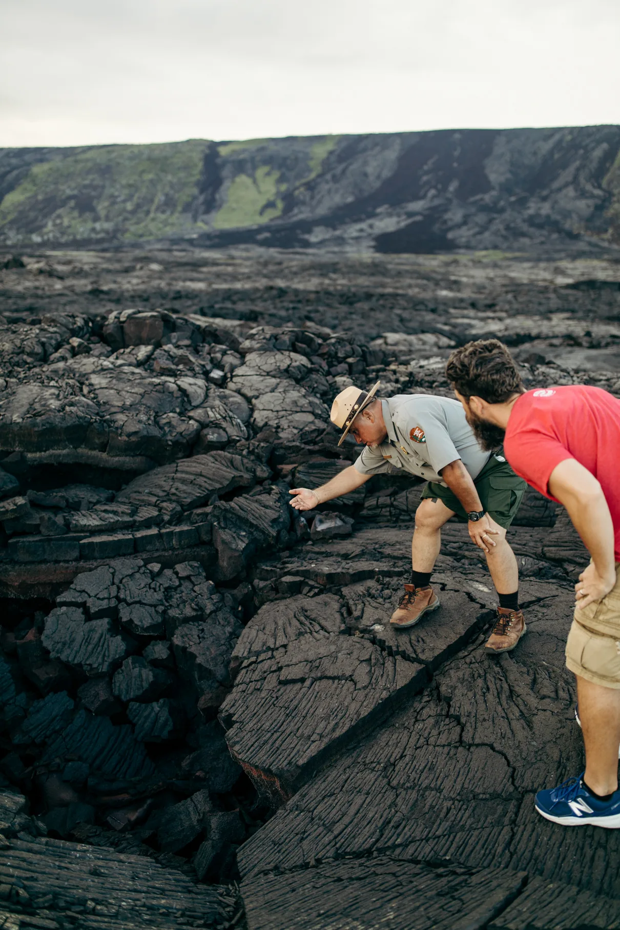 Bezoekers van Hawaii Volcanoes National park bekijken de lavastenen van dichtbij