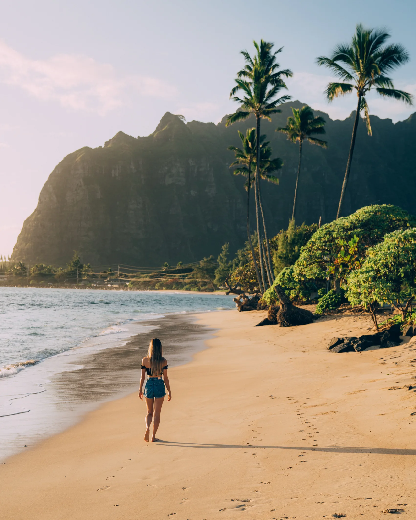 Vrouw wandelend over Kaaawa Beach op Oahu Hawaii