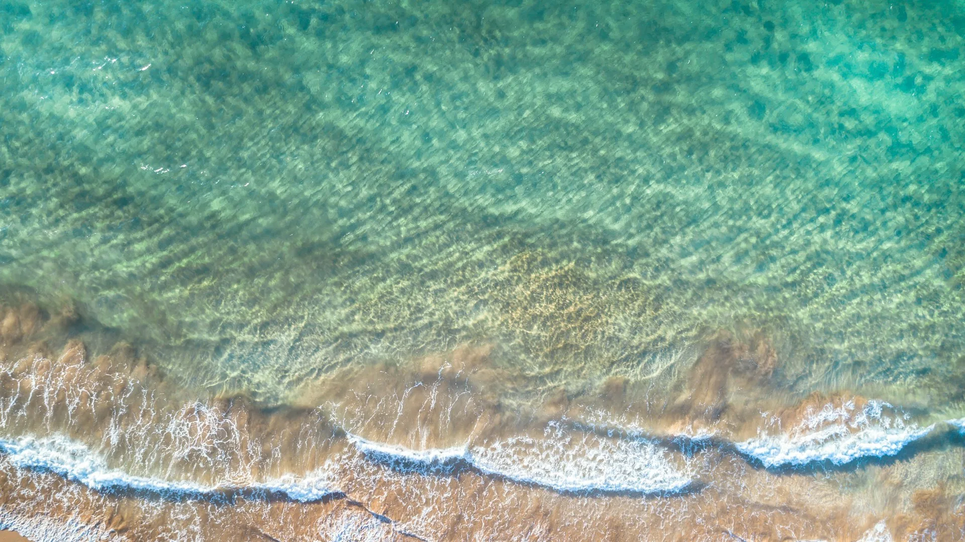 Luchtfoto van het strand en turquoise zeewater op Oahu, Hawaii