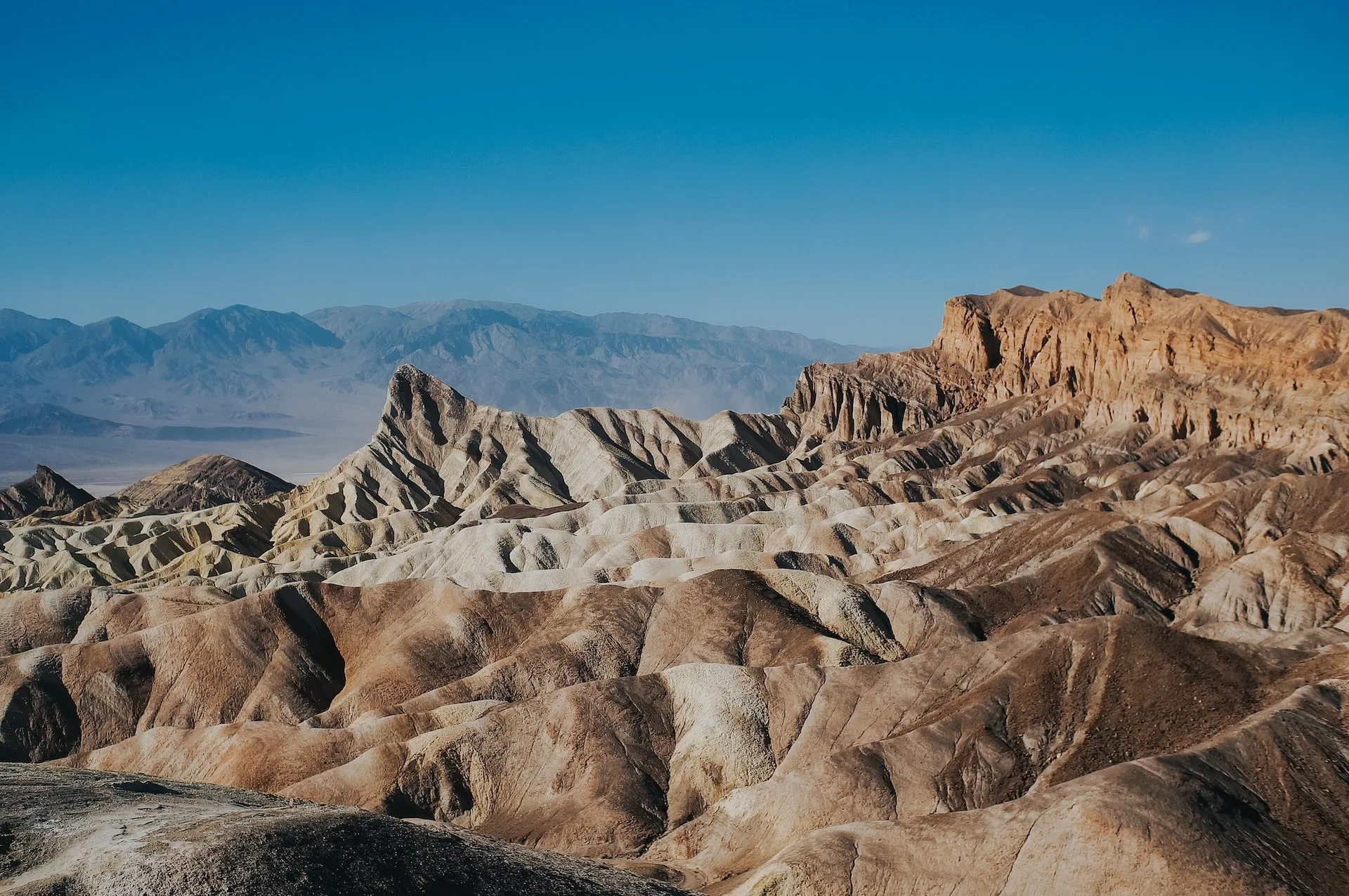 Het bruine glooiende landschap van Death Valley NP in West Amerika