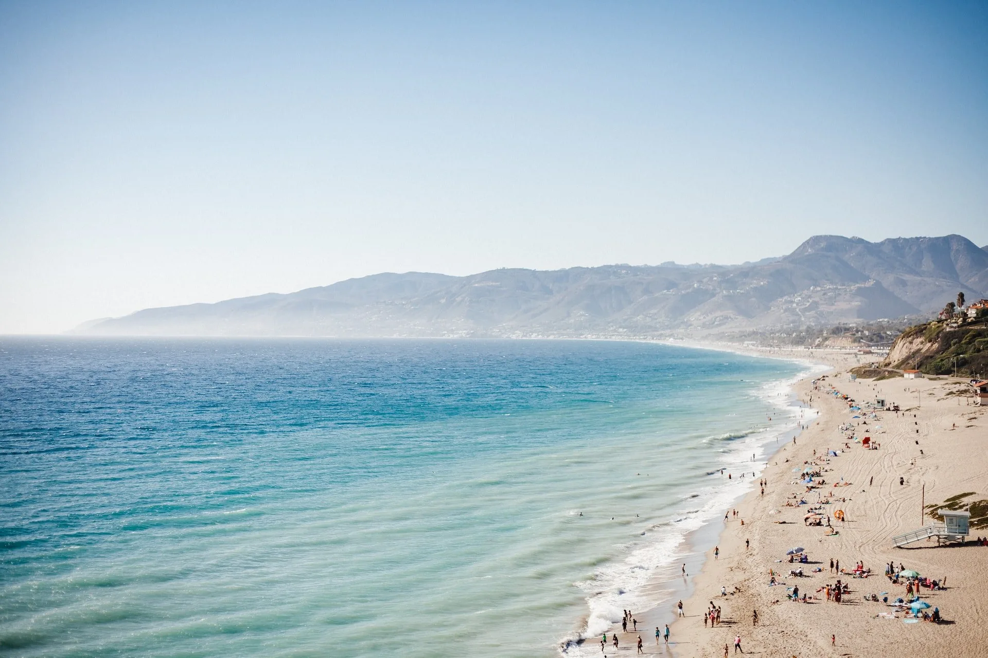 Strand van Malibu, Californië, met helder blauw water en zonneschijn