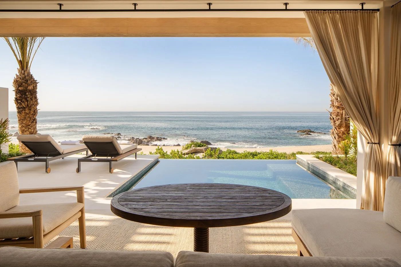 Four Seasons Resort in Cabo San Lucas, met uitzicht op het strand en het azuurblauwe water van de Stille Oceaan.
