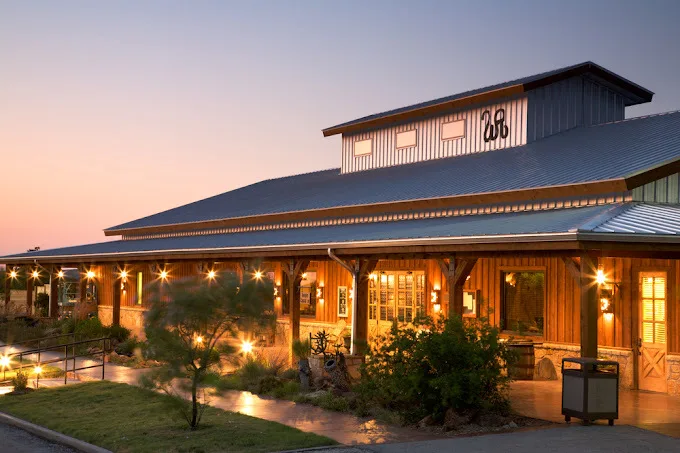 Het verlichte hoofdgebouw van de Wildcatter Ranch Resort