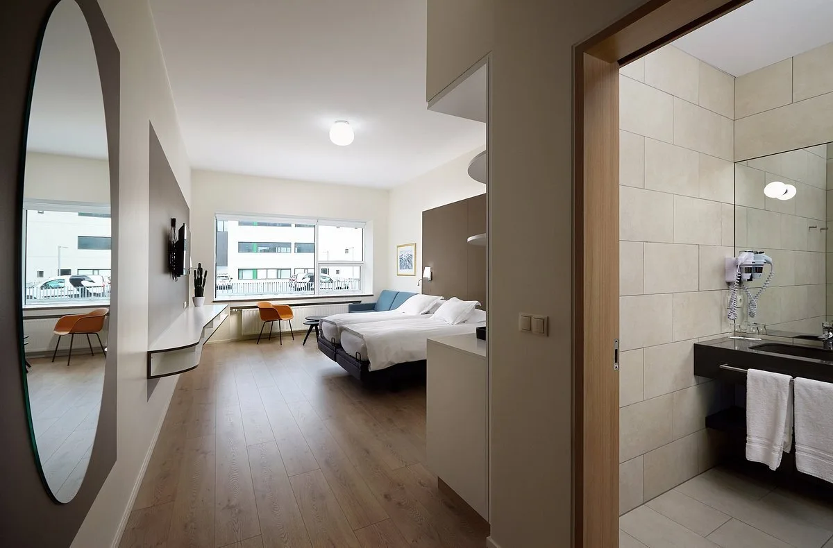 Standaardkamer met twee aparte bedden aan elkaar geschoven en een extra slaapbank in het Hotel Island Reykjavik