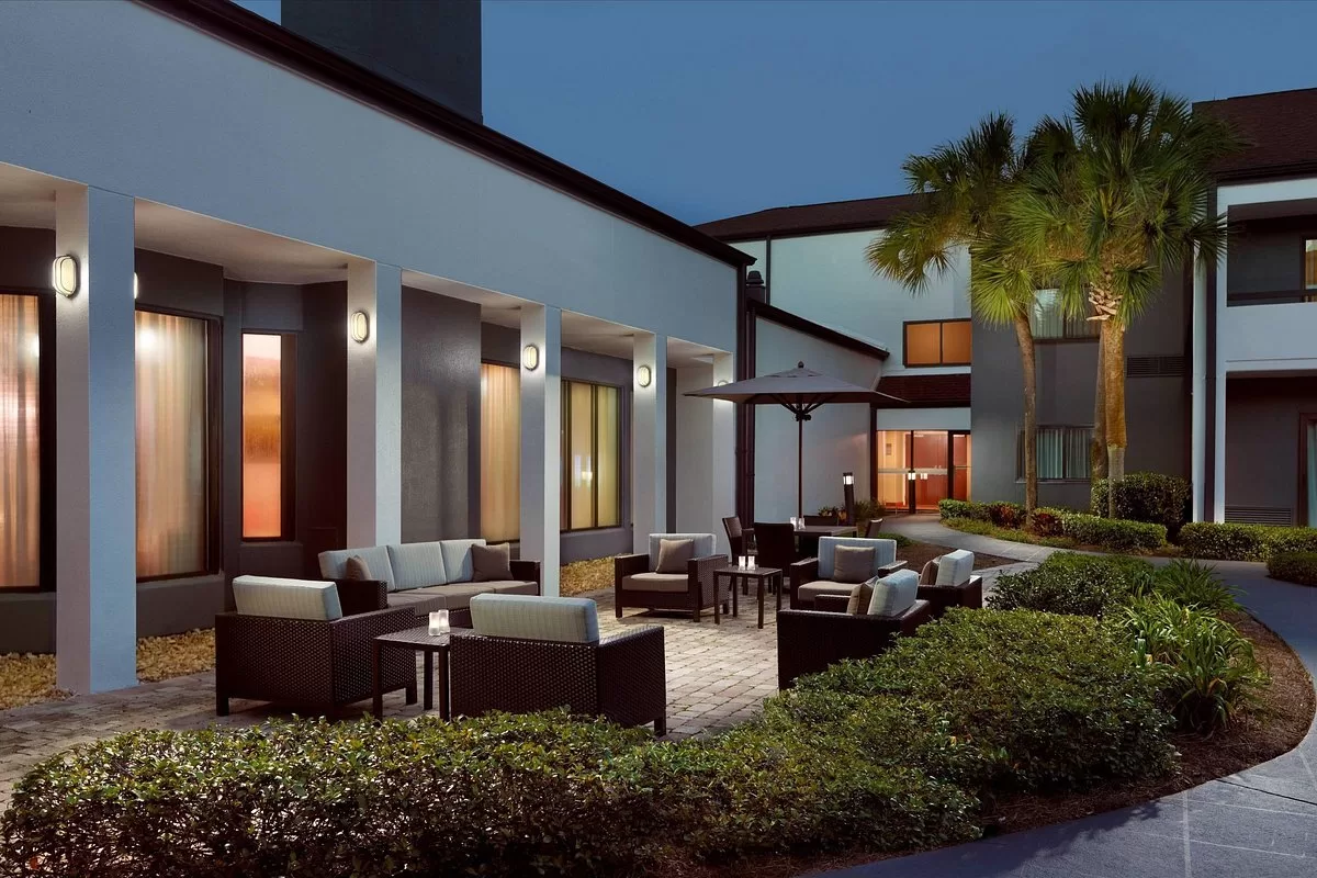 Terras met loungebanken bij het Courtyard by Marriott Tallahassee Downtown Capitol Tallahassee