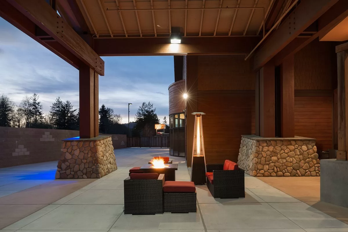 Terras met heaters bij het Holiday Inn Express Klamath Redwood NP Area Klamath