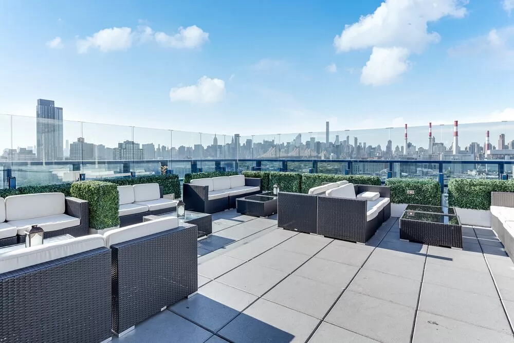 Dakterras met loungebanken op het Vista LIC BW Premier Collection Long Island City New York