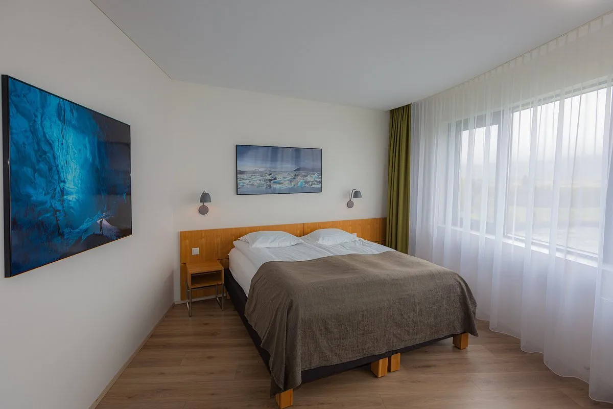Standaardkamer met twee aparte bedden aan elkaar geschoven in het Hotel Selfoss