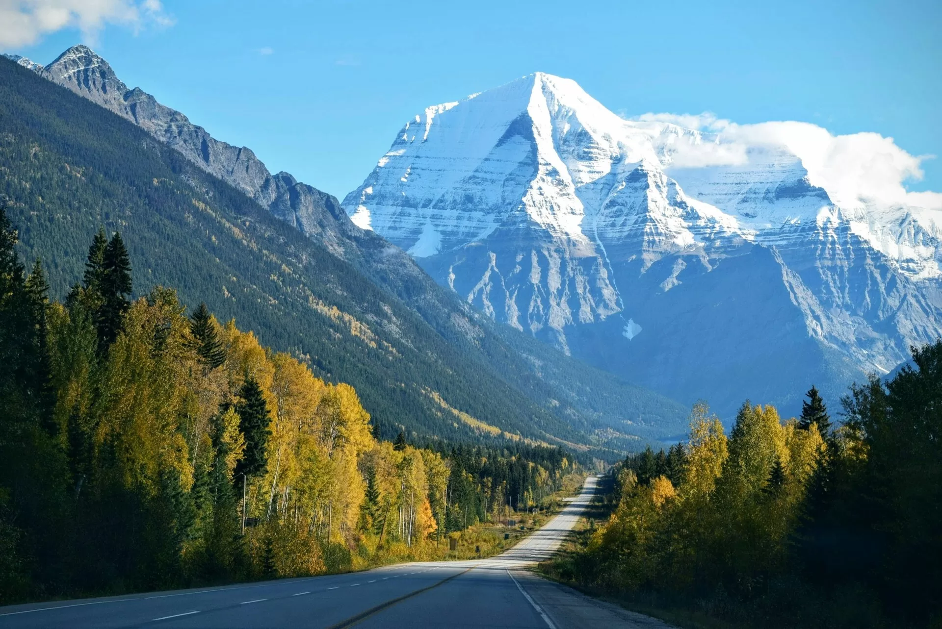 Een weg die langs Mount Robson loopt in Valemount, British Columbia