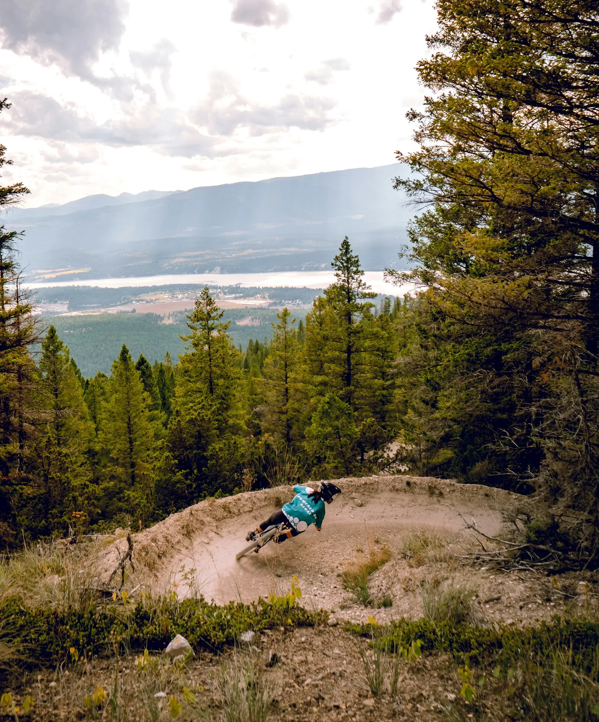 Fietser op een BMX-baan in Invermere, Canada
