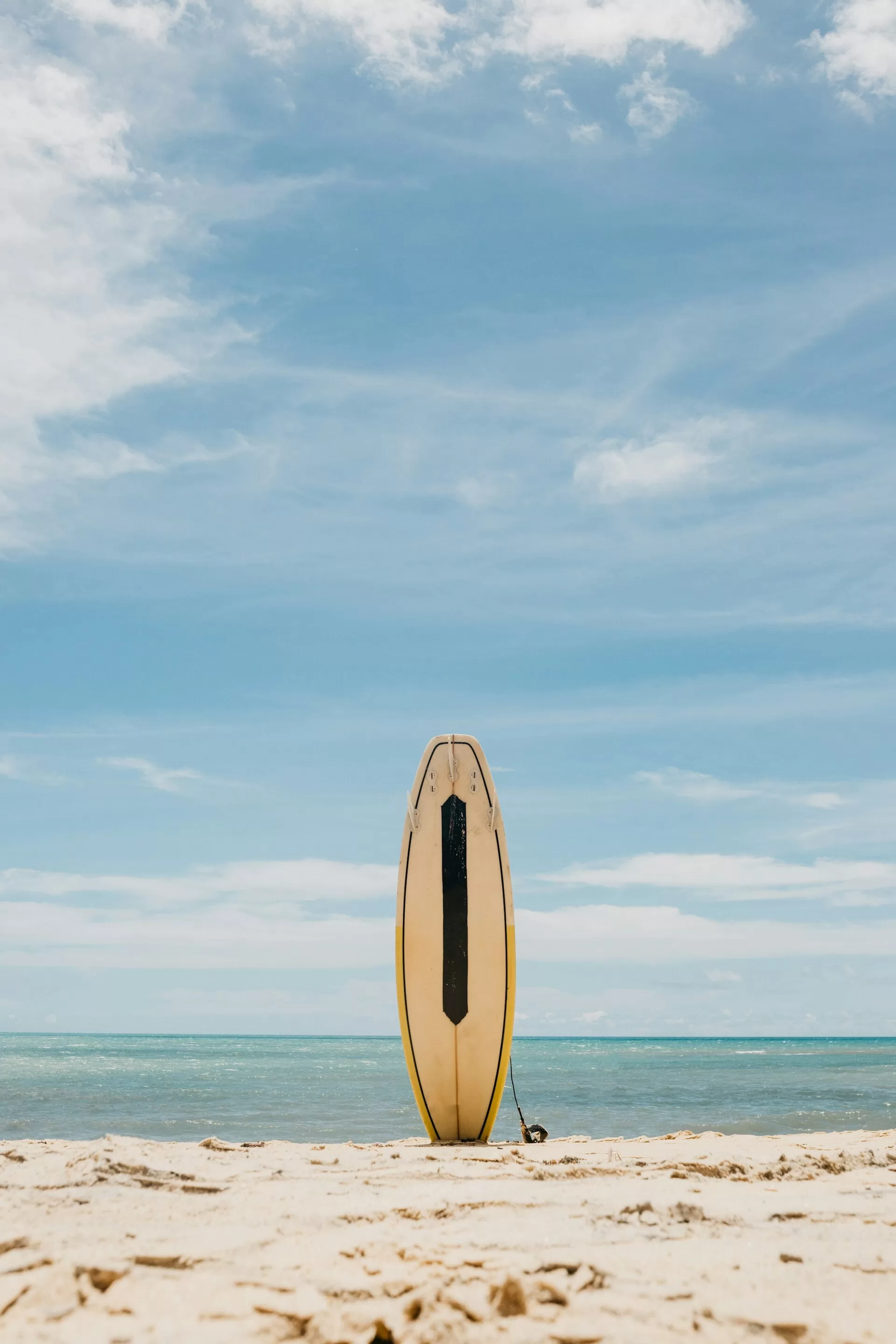 Een surfplank  op het strand van Tofino in British Columbia