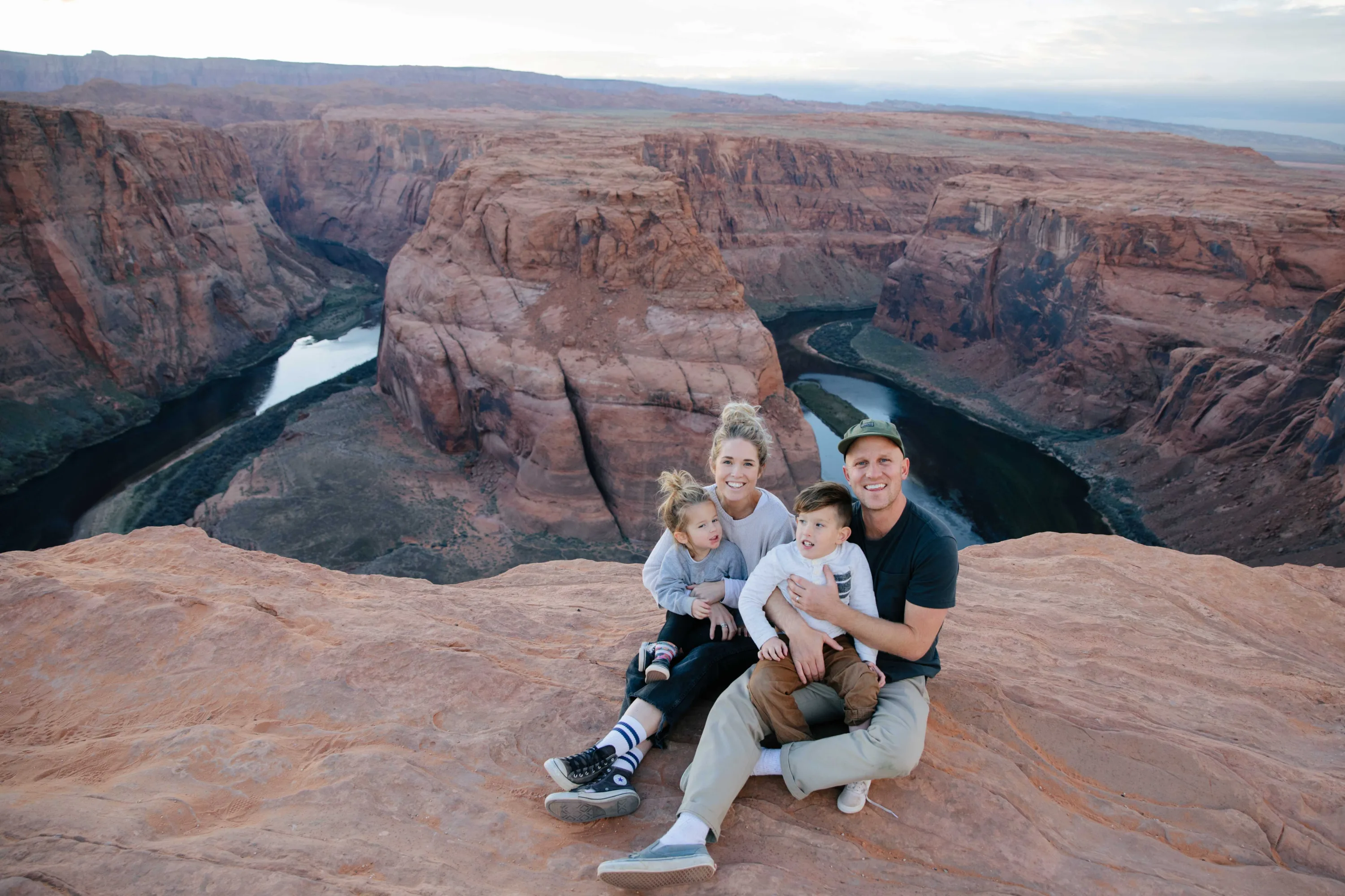 familie op de foto bij de Horseshoebend met de Colorado river