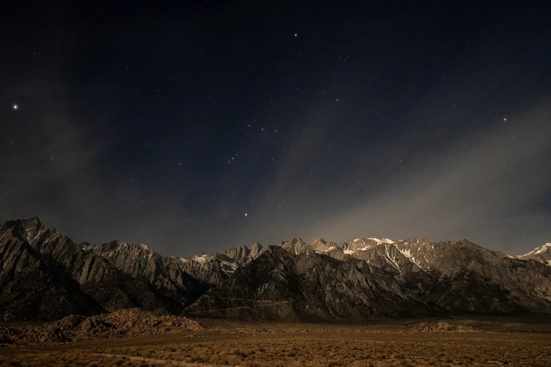 Een sterrenhemel boven de bergen van Lone Pine, Californië