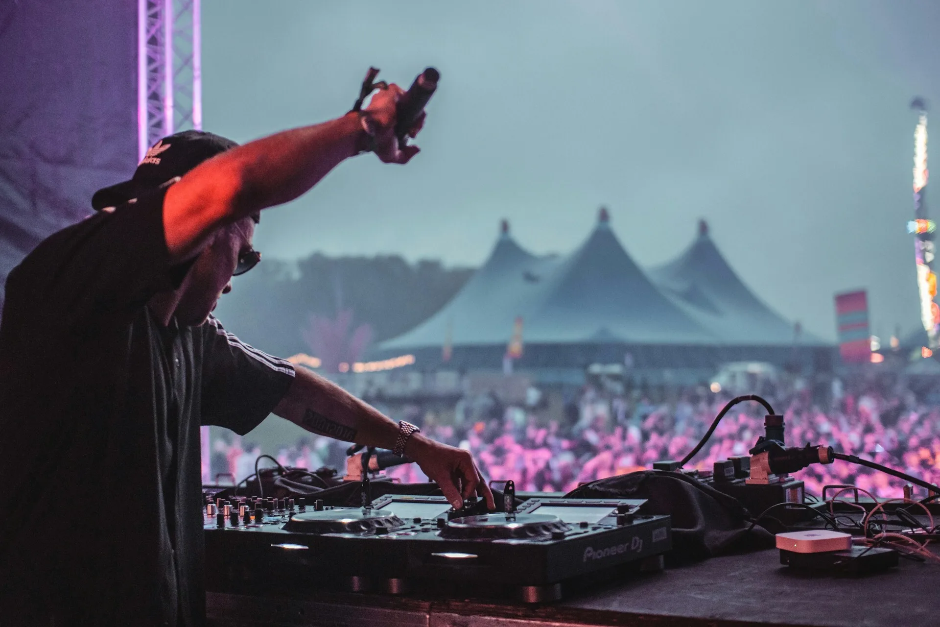 Arthur Edelmans met zijn draaitafel op een festivalpodium