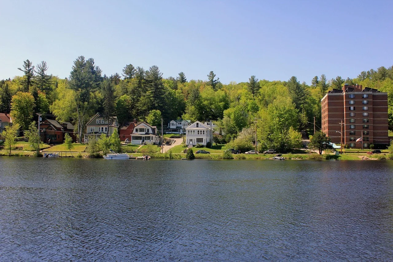 Huizen langs het Saranac Lake in New York State