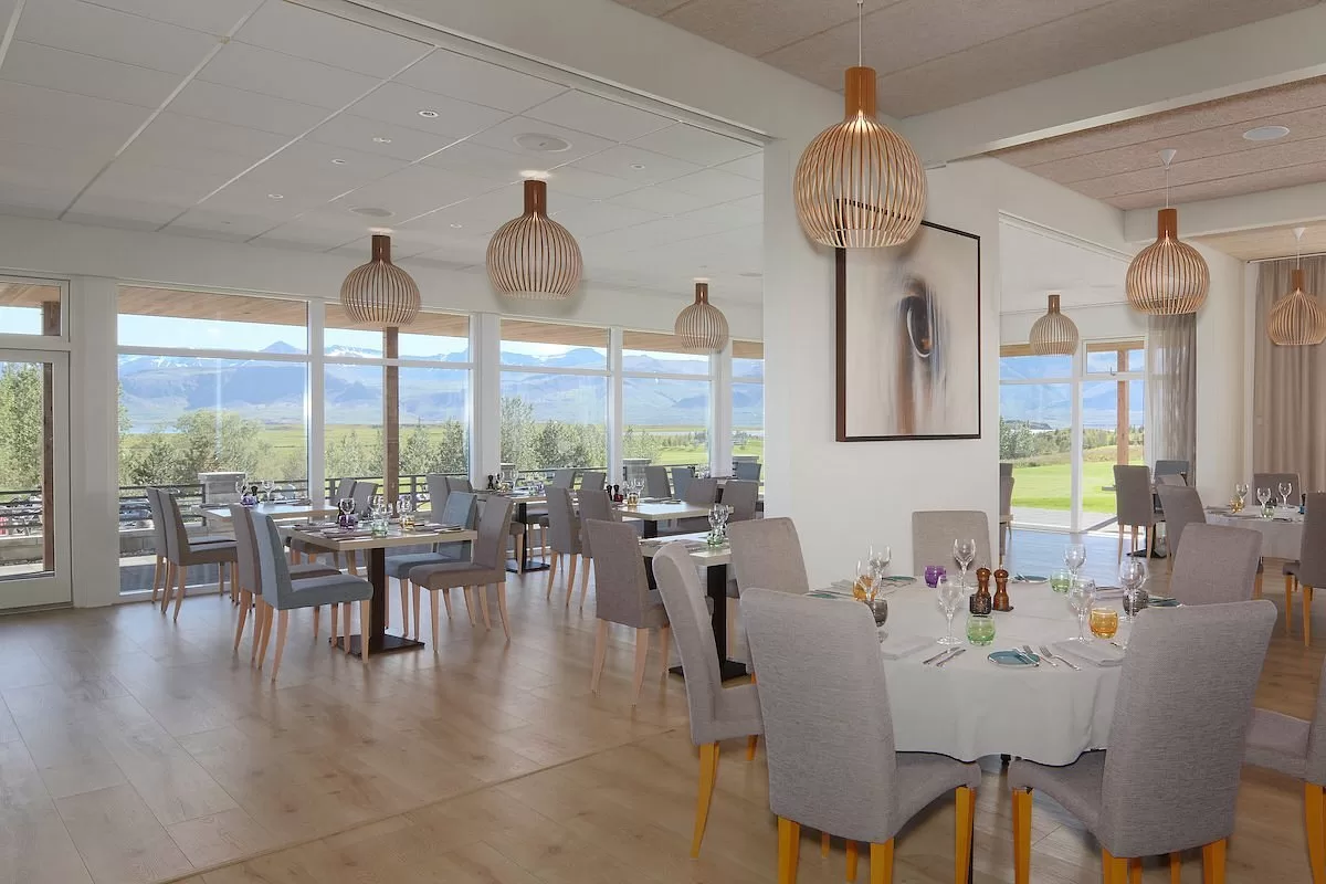 Restaurant van het Hotel Hamar met uitzicht over de bergen