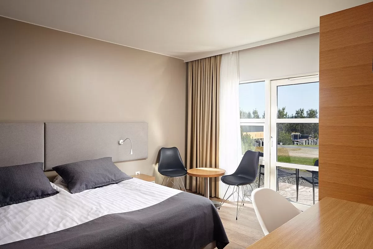 Standaardkamer met twee aparte bedden aan elkaar geschoven en een veranda in het Hotel Hamar