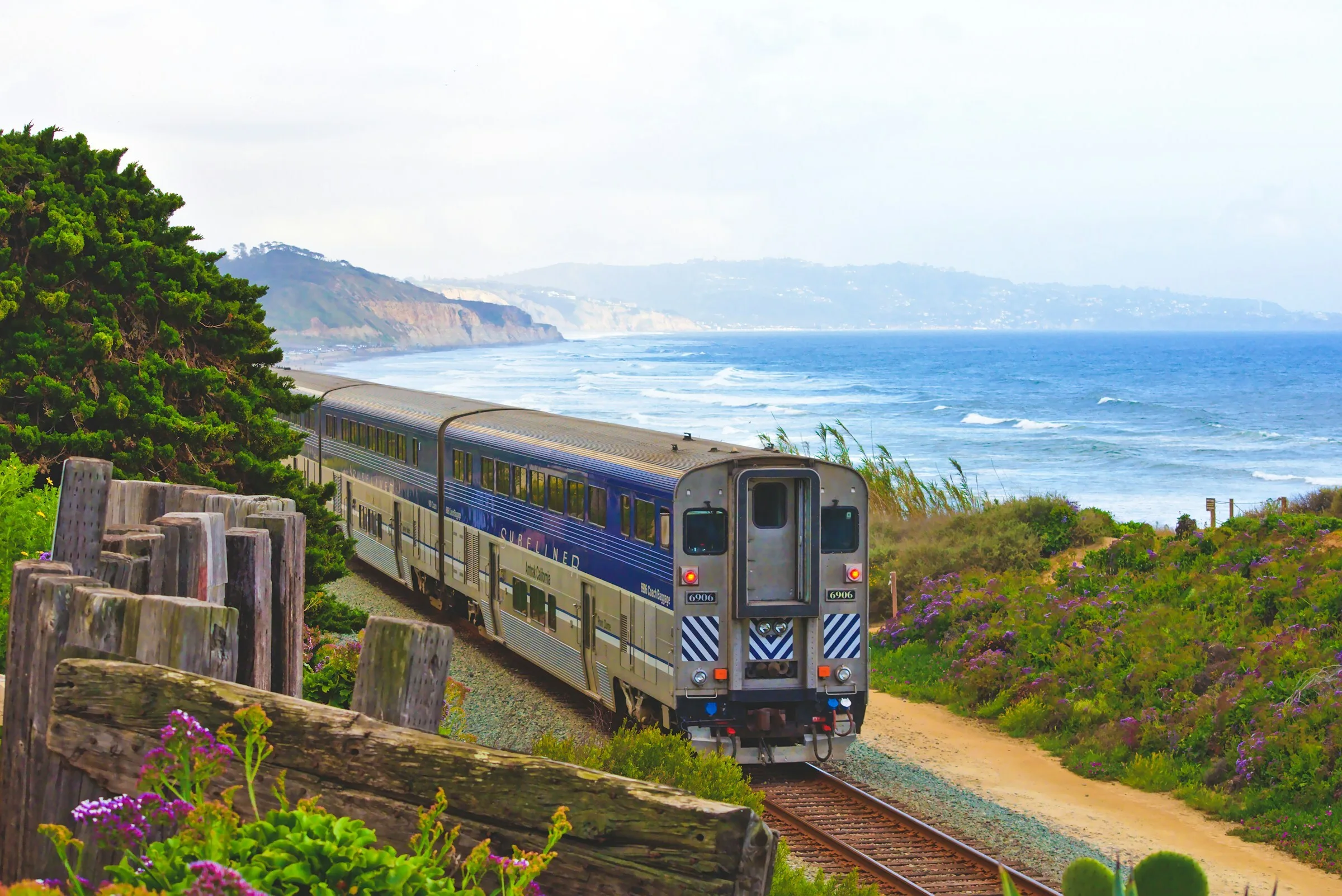 Trein die langs de kust van San Diego rijdt met de Pacific op de achtergrond