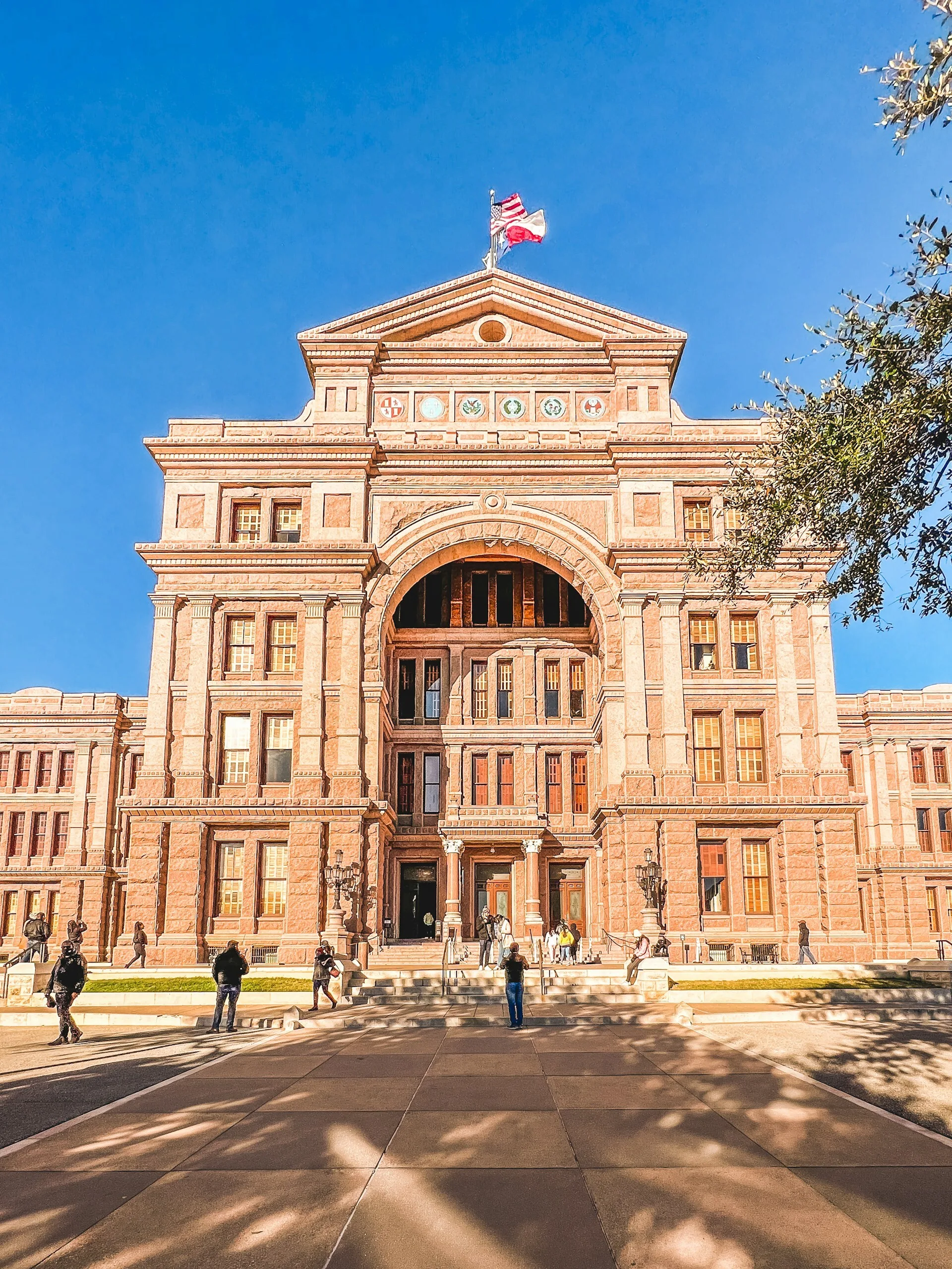 De entree van het Texas State Capitol met de vlag van Austin in de top.