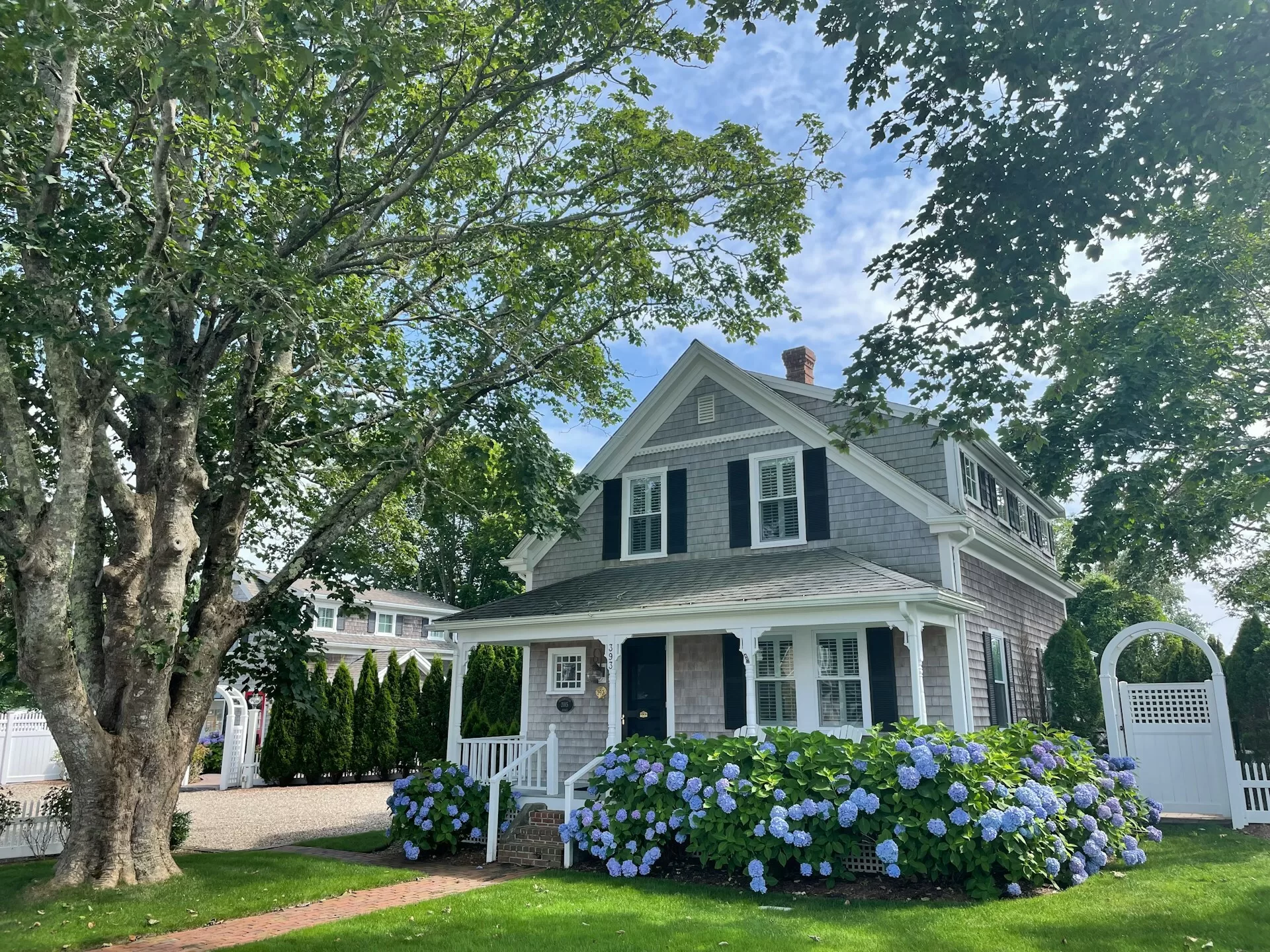 Een kenmerkend charmant huis met veranda in Cape Cod
