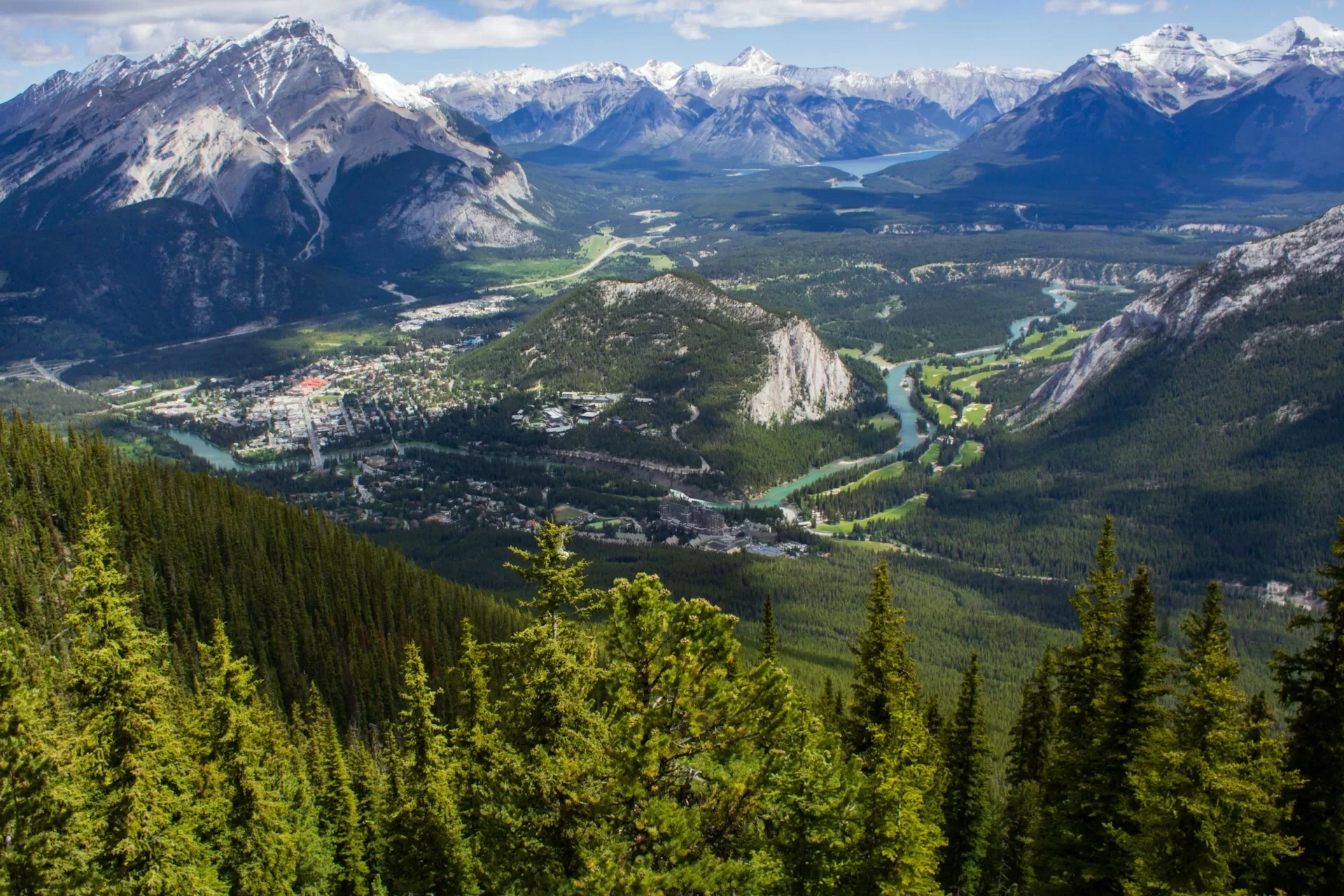 Uitzicht vanuit gondola over Banff met besneeuwde bergen op de achtergrond in Alberta, Canada