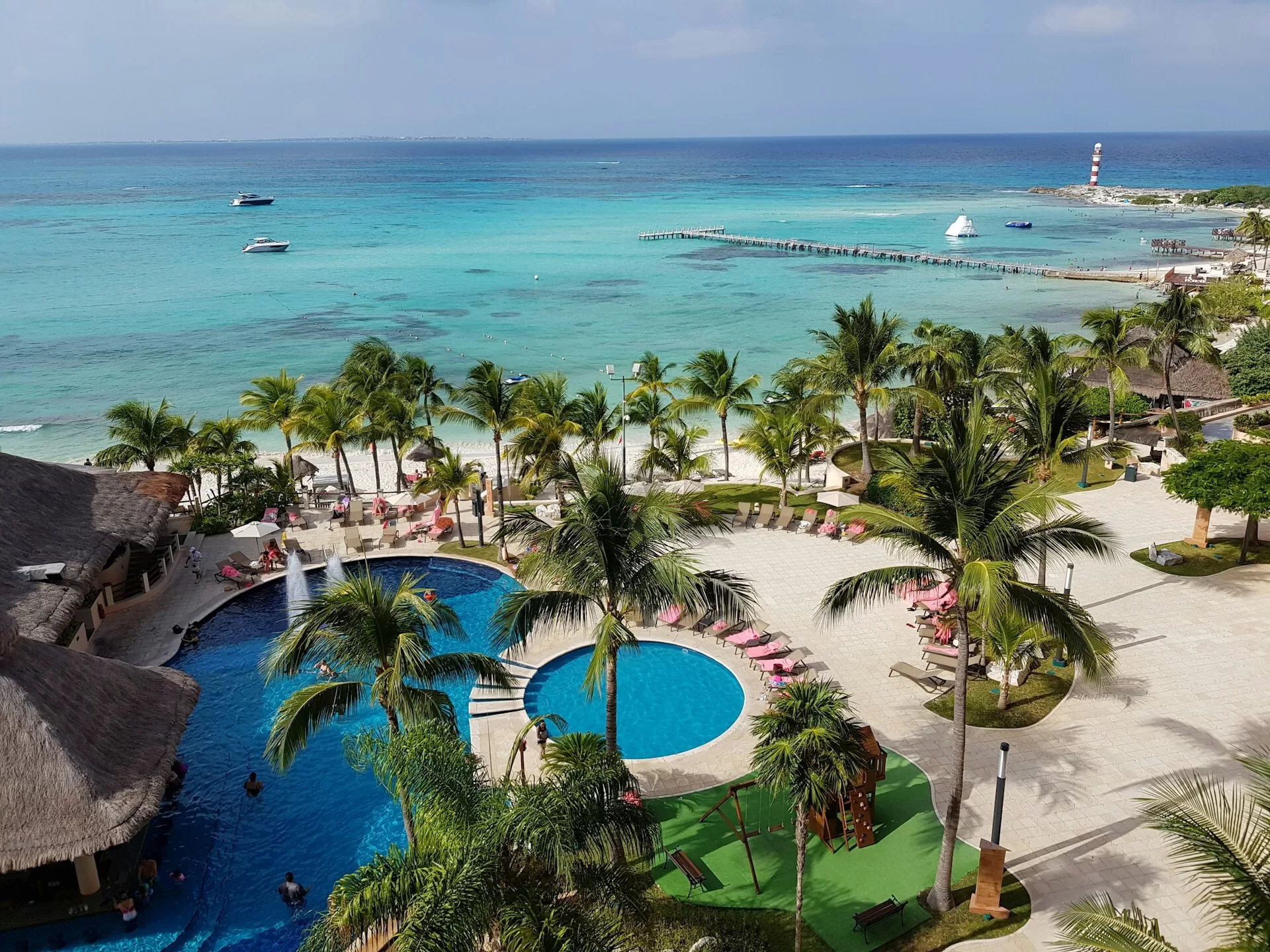 Resort in Cancun aan het strand, met helder blauw water en wit zand