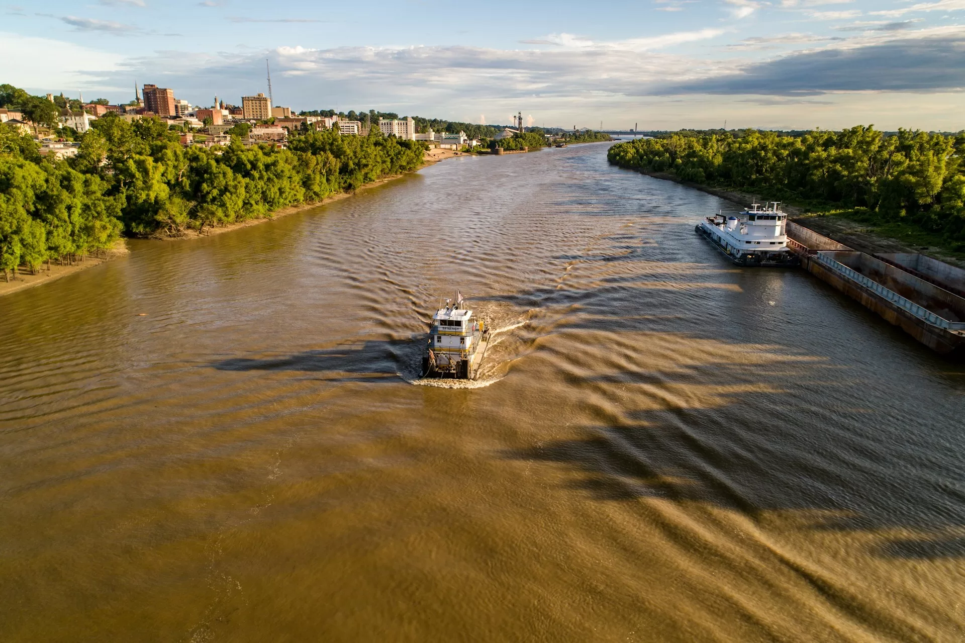 Boten varen over de rivier van Vicksburg, Mississippi