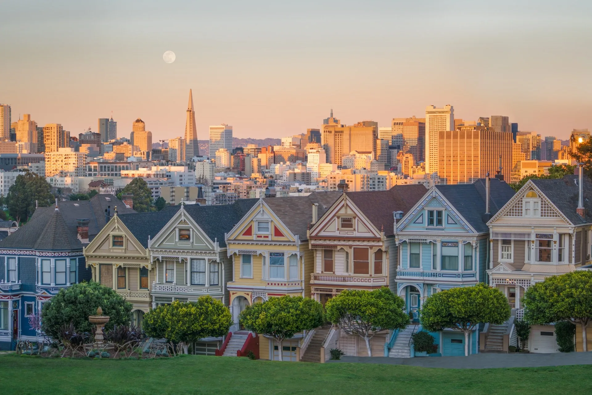 Gekleurde huizen, de Painted Ladies, in San Francisco bij zonsondergang