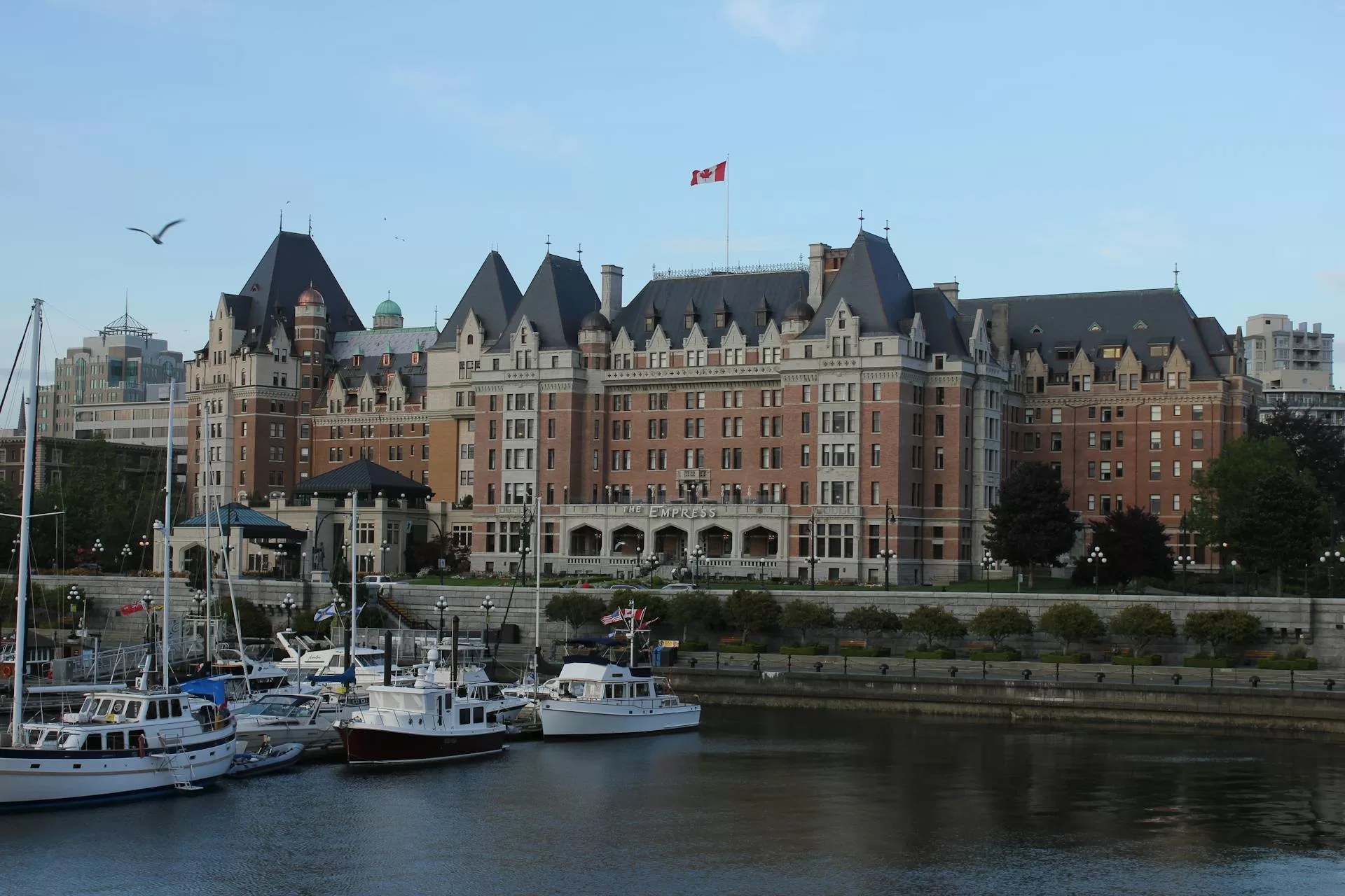 Fairmont Empress hotel in Victoria gezien vanaf het water met boten op de voorgrond in de haven