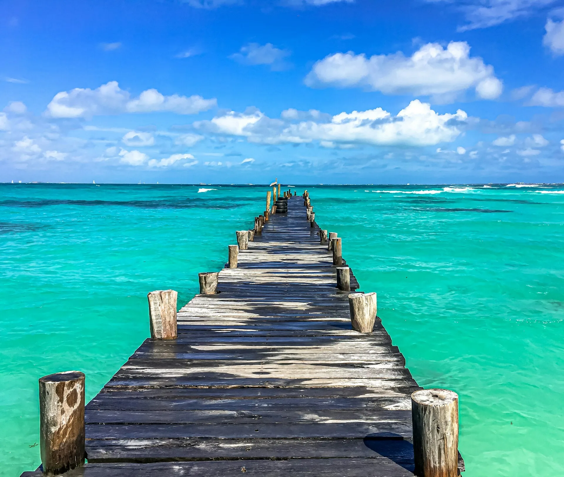 Een steiger die het water in loopt in Cancun