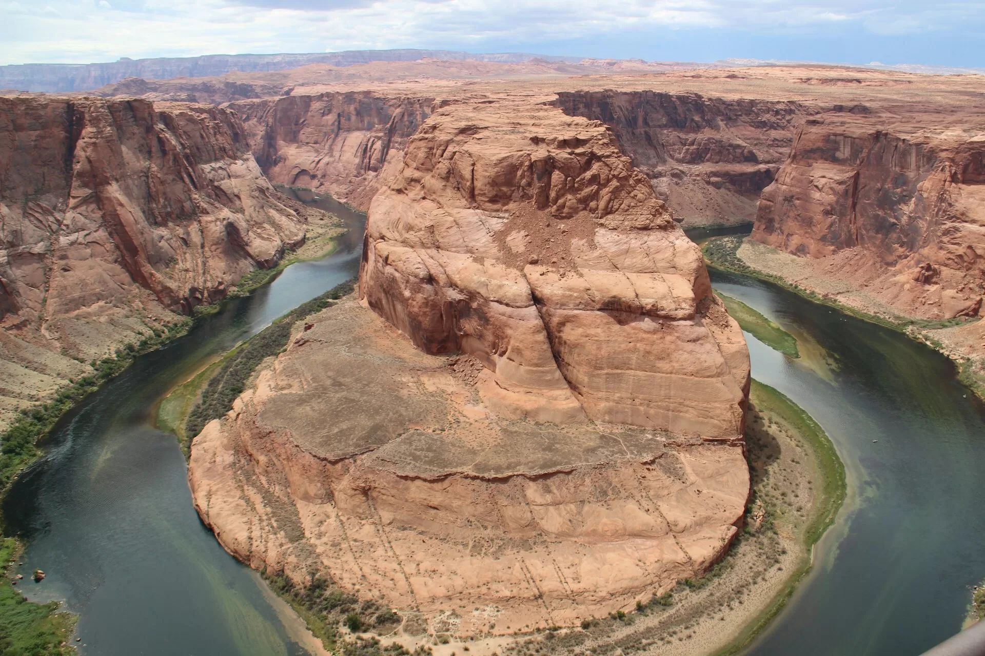 Luchtfoto van Horseshoe Bend met de Colorado River die in een hoefijzervorm door de rode rotsen stroomt