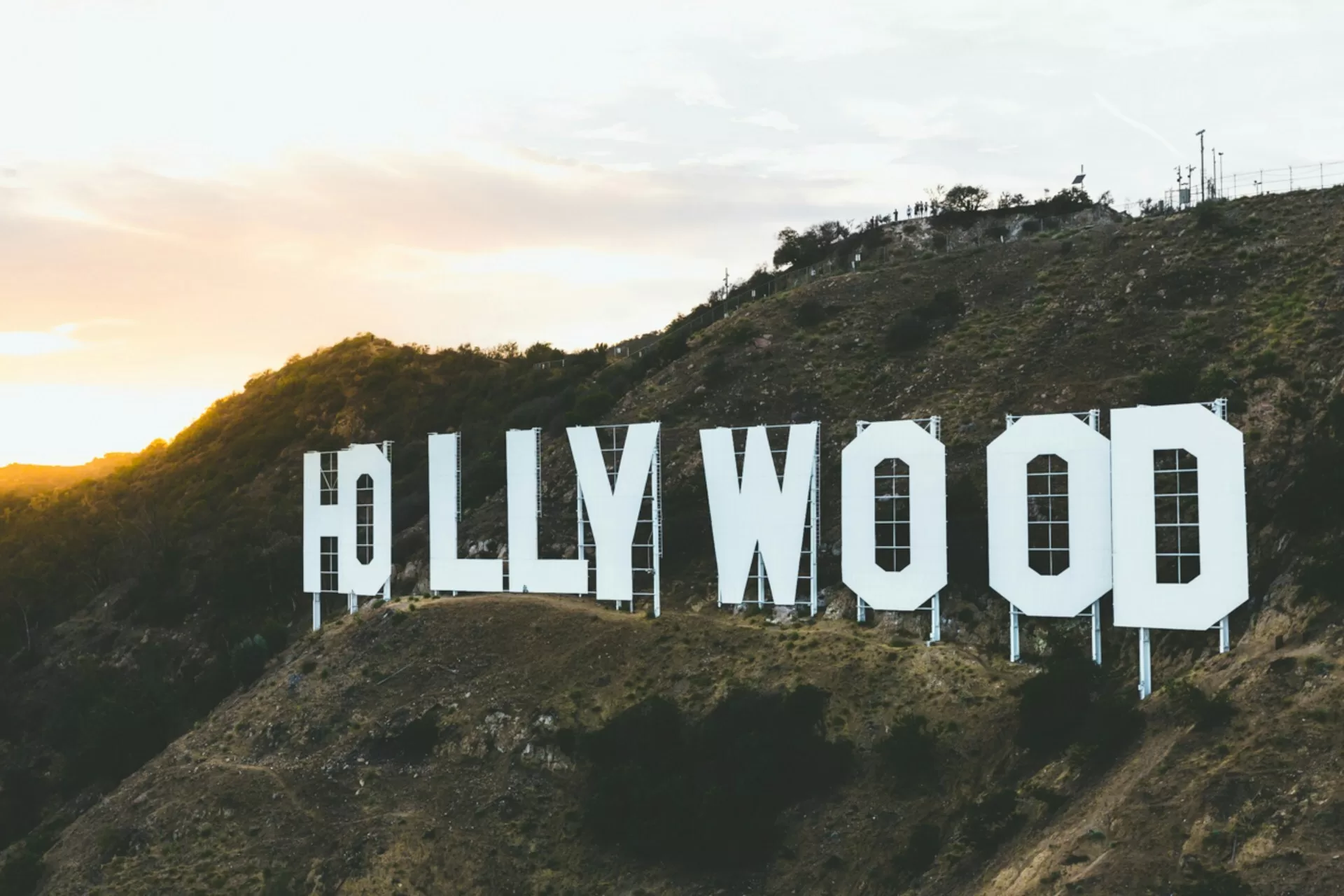 Het wereldberoemde Hollywood Sign in de heuvels van Los Angeles bij zonsondergang