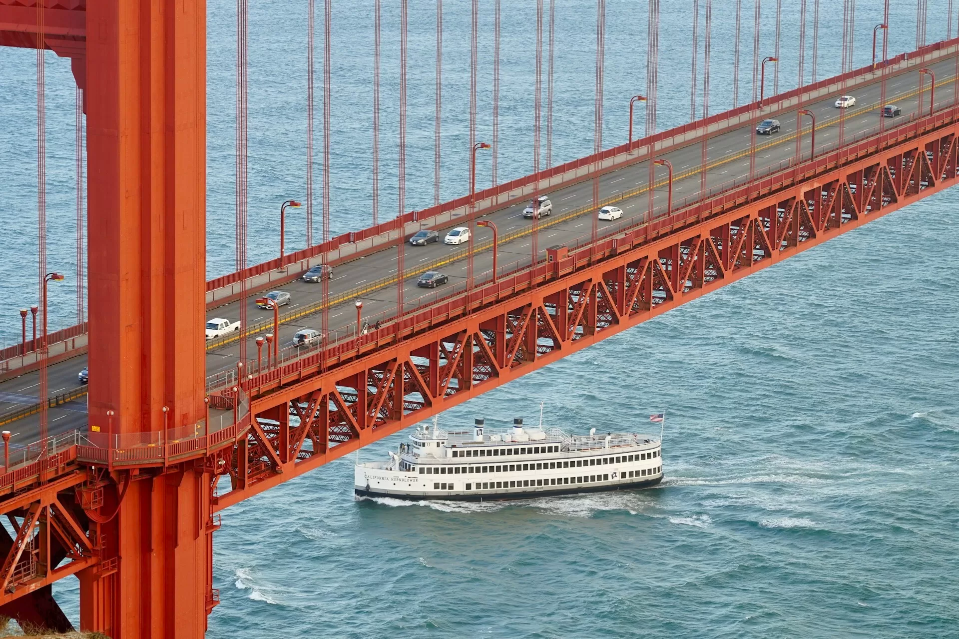 Boot vaart onder de iconische Golden Gate Bridge door
