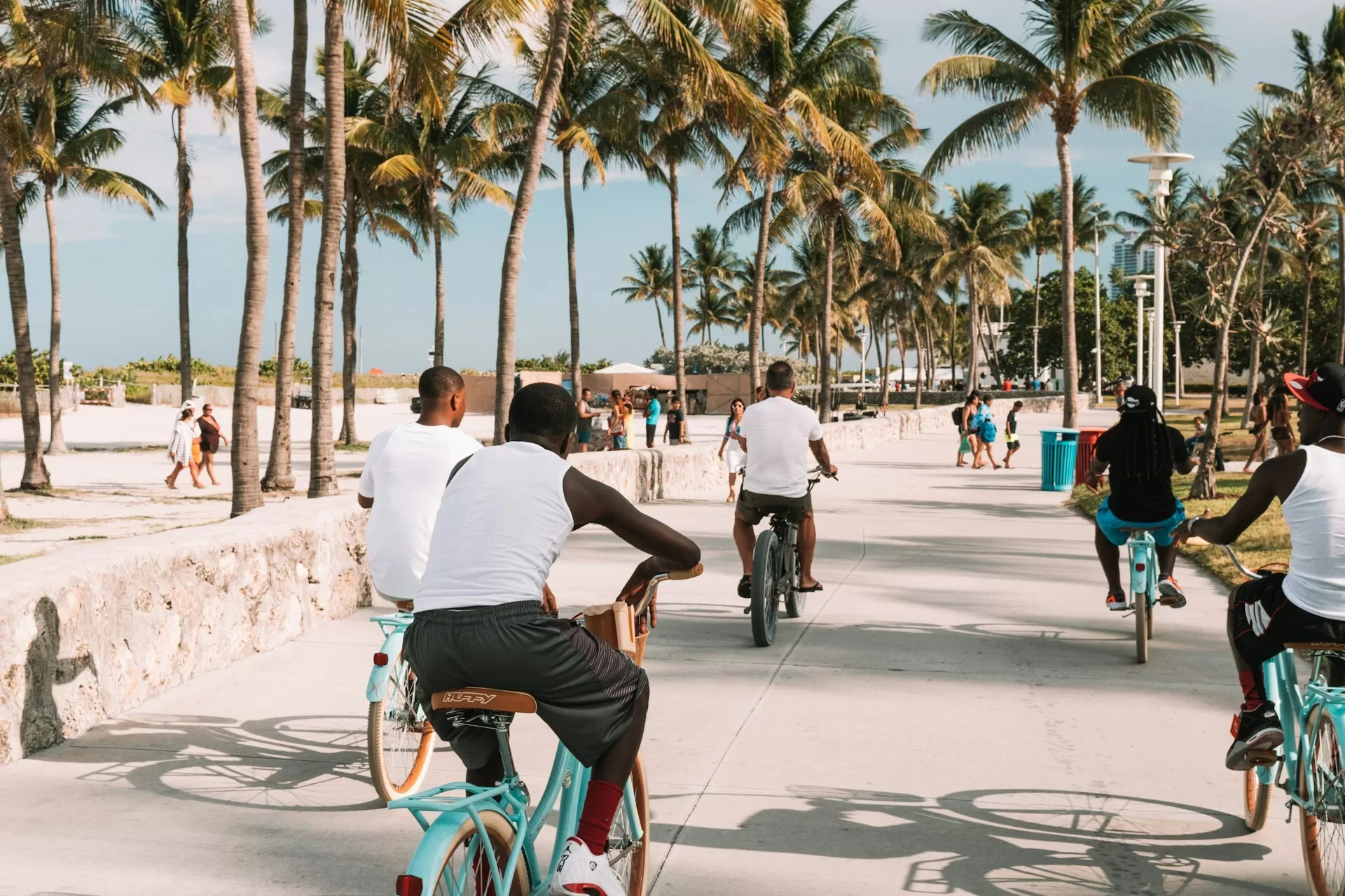 Groep fietsers langs het strand in Miami Beach