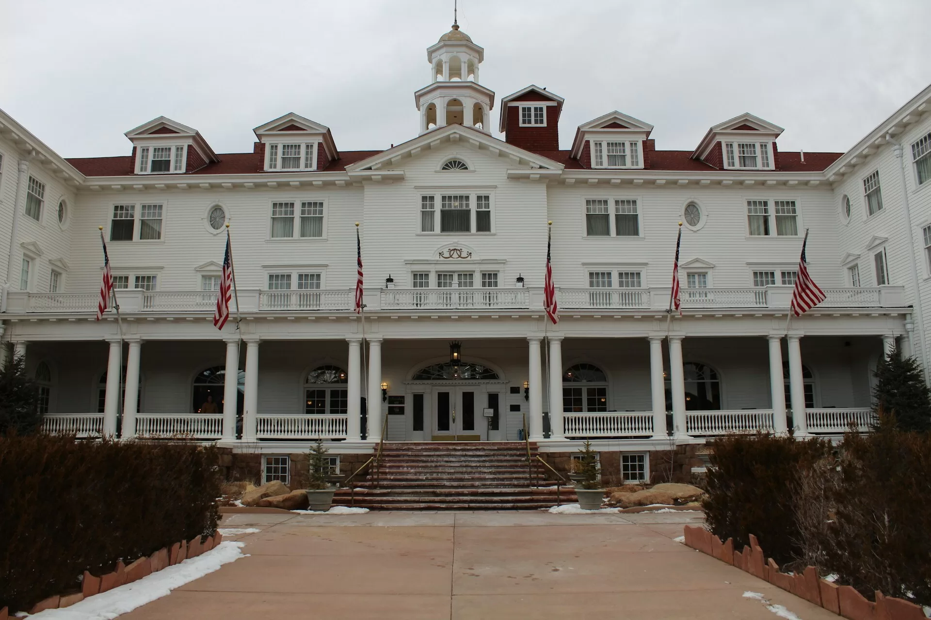 De voorkant van het Stanley Hotel in Estes Park