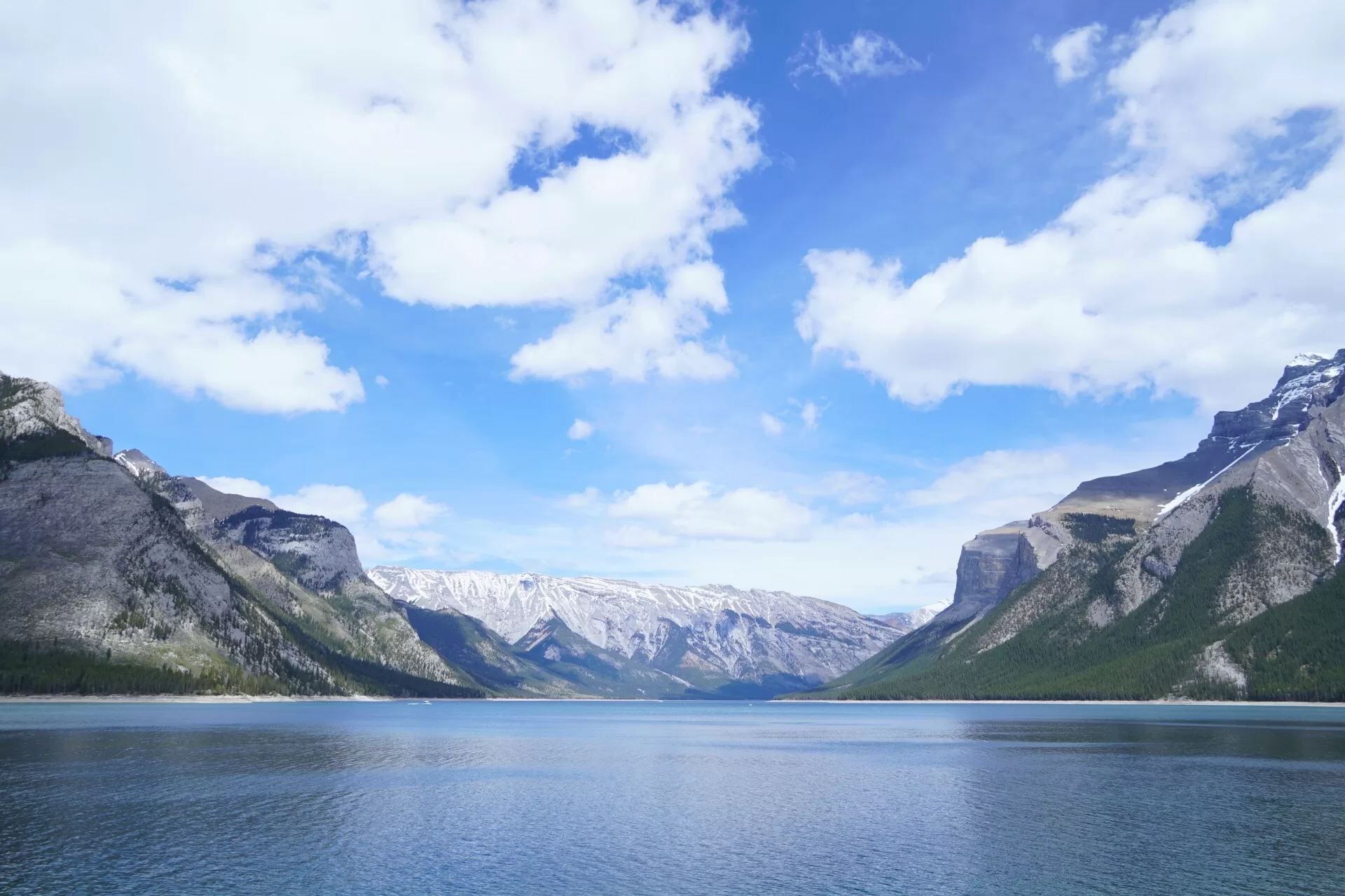 Lake Minnewanka met bergen op de achtergrond
