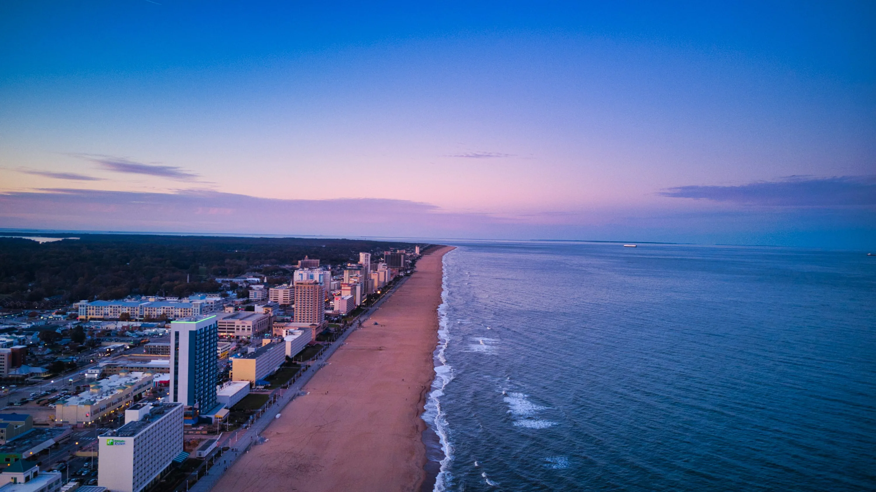 Uitzicht over de kust van Virginia Beach vanuit een helicopter
