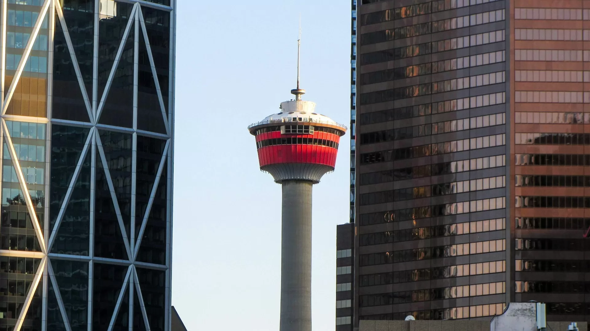 De Calgary Tower tussen de wolkenkrabbers in het centrum van Calgary