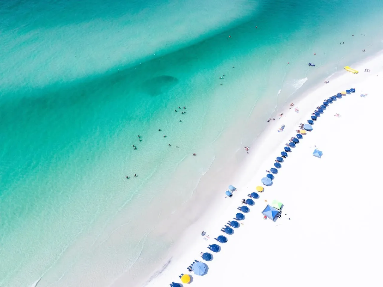 Aerial foto van Santa Rosa Beach met spierwit strand en turquoise water in de Panhandle van Florida