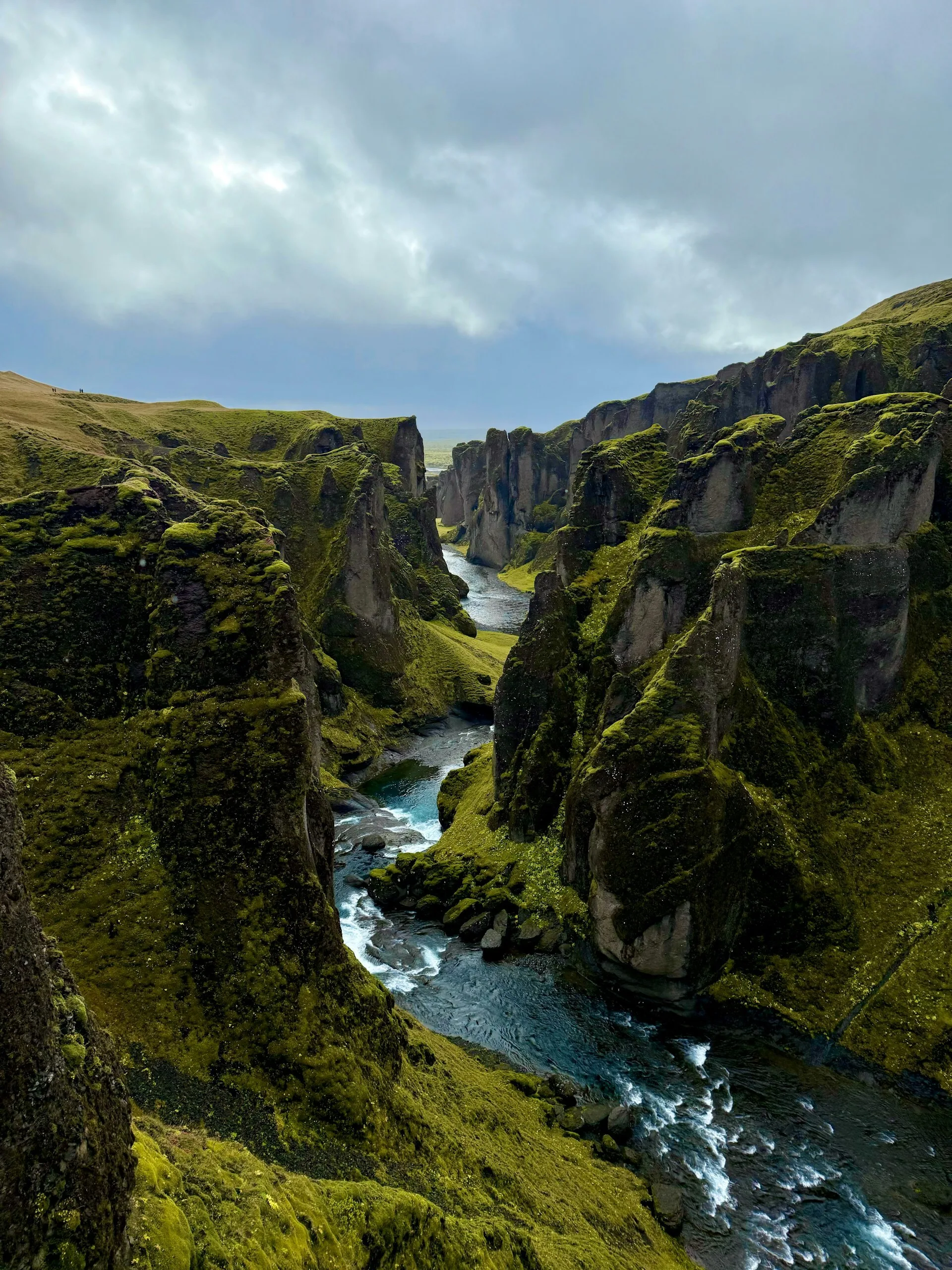 Een rivier tussen groene ravijnen in Kirkjubæjarklaustur, IJsland