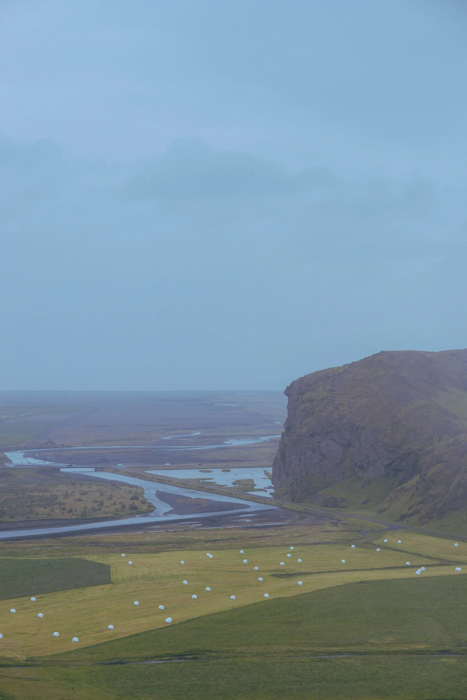 Uitzicht over een weidevlakte met rivieren in Höfn, IJsland