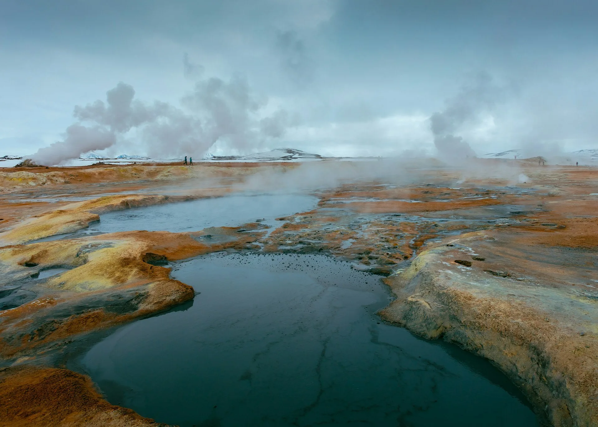 Pseudokraters waar stoom uitkomt in Mývatn, IJsland