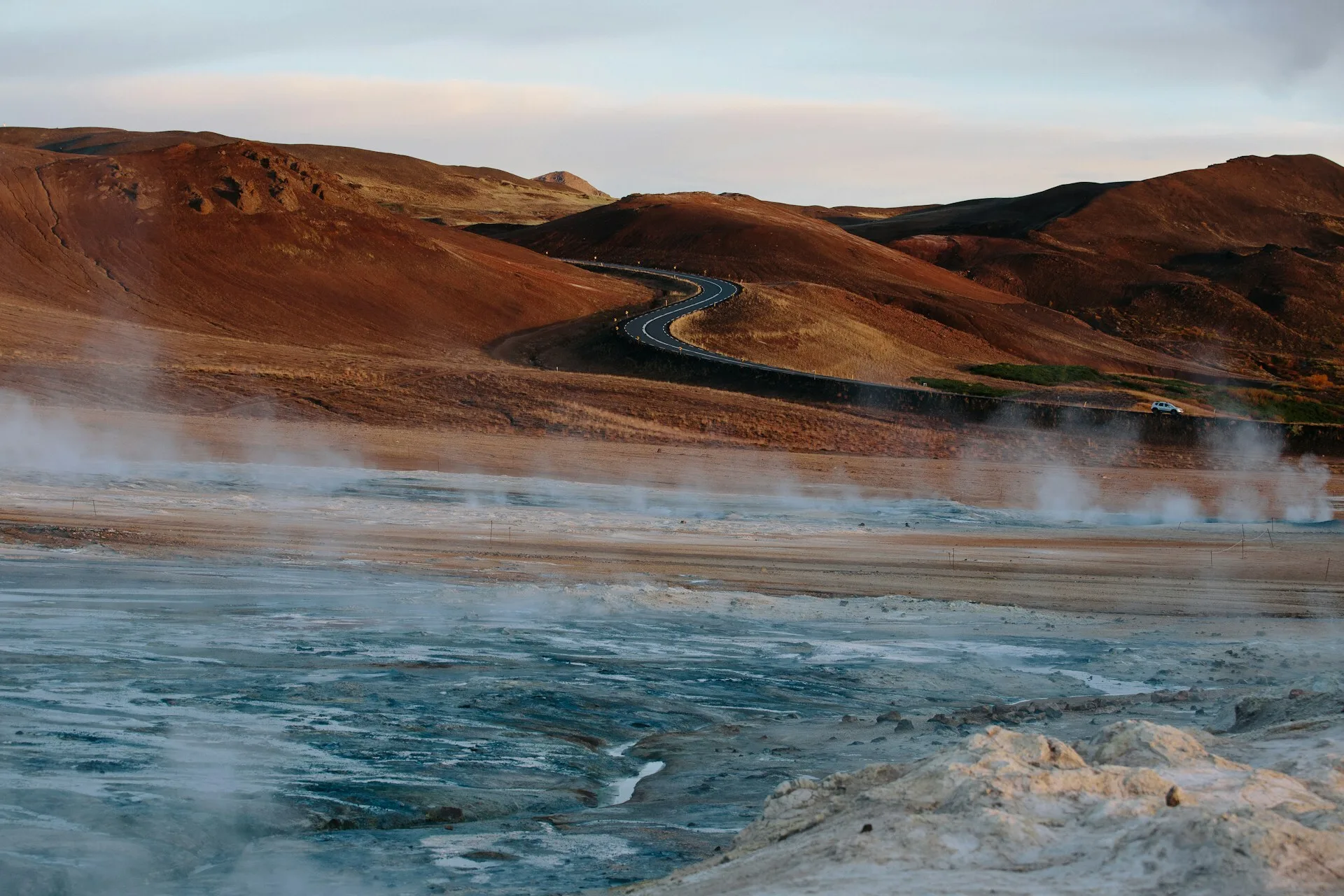 Een weg langs de stomende geisers in Mývatn, IJsland