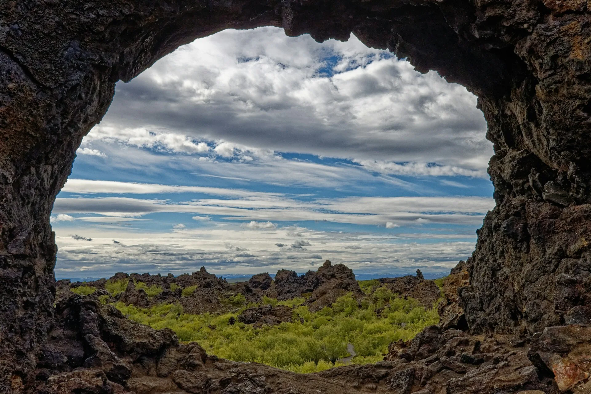 Een uitkijkpunt door de rotsen heen in Dimmuborgir, IJsland