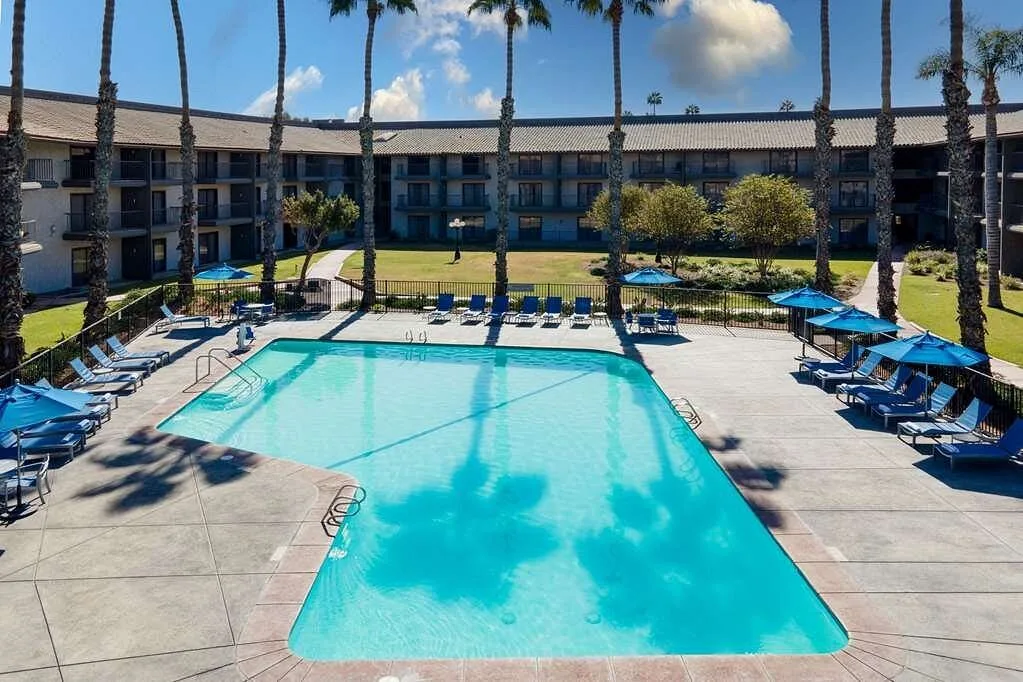 Buitenzwembad met ligbedden bij het Hotel Double Tree By Hilton Bakersfield
