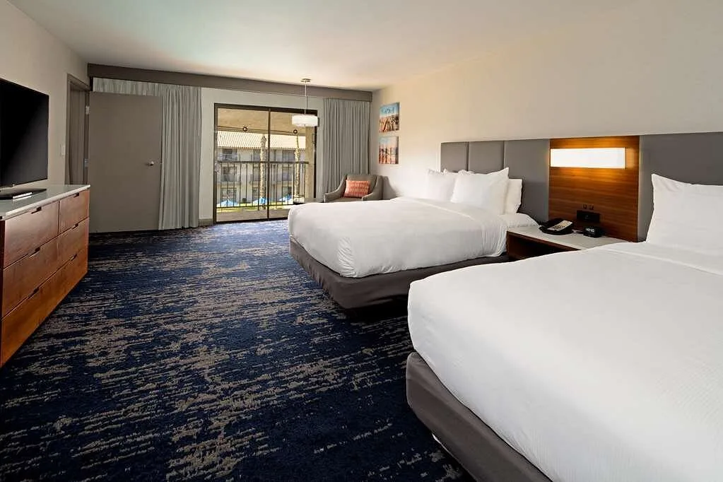 Standaardkamer met twee aparte bedden en een balkon in het Hotel Double Tree By Hilton Bakersfield