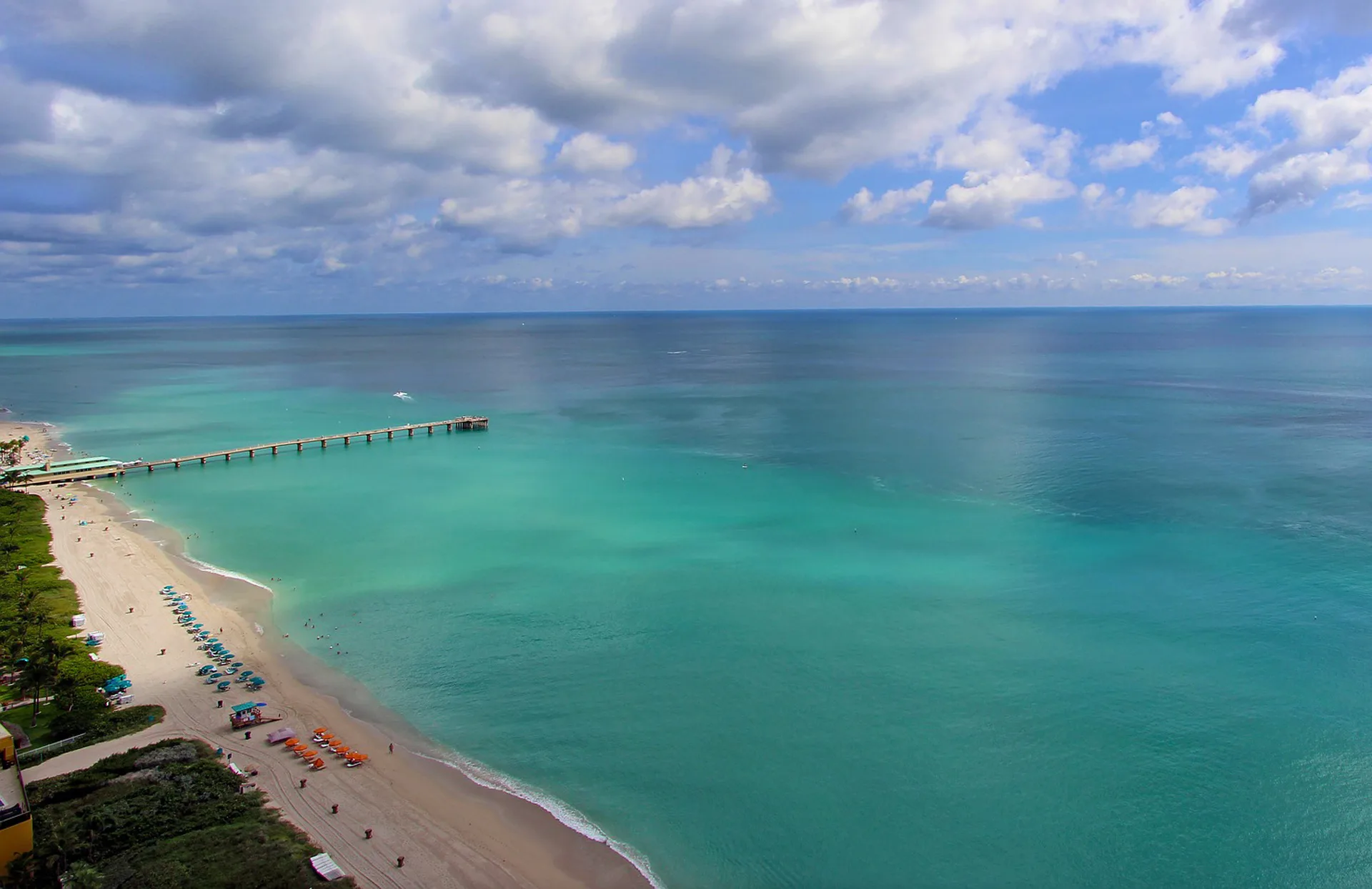 Azuurblauw water met pier aan de Atlantische kust van Florida