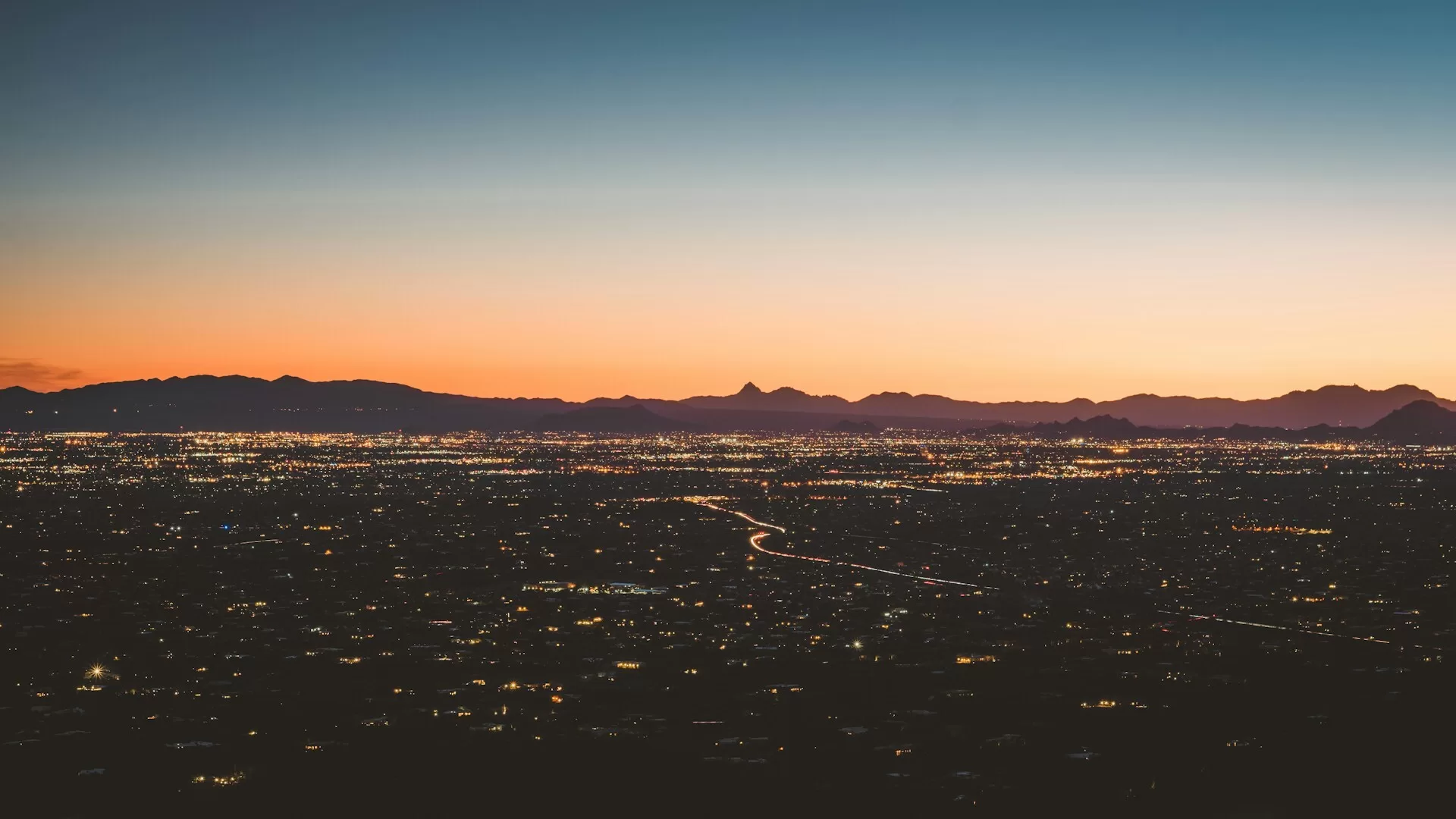 Uitzicht over Tucson in Arizona tijdens een zonsondergang